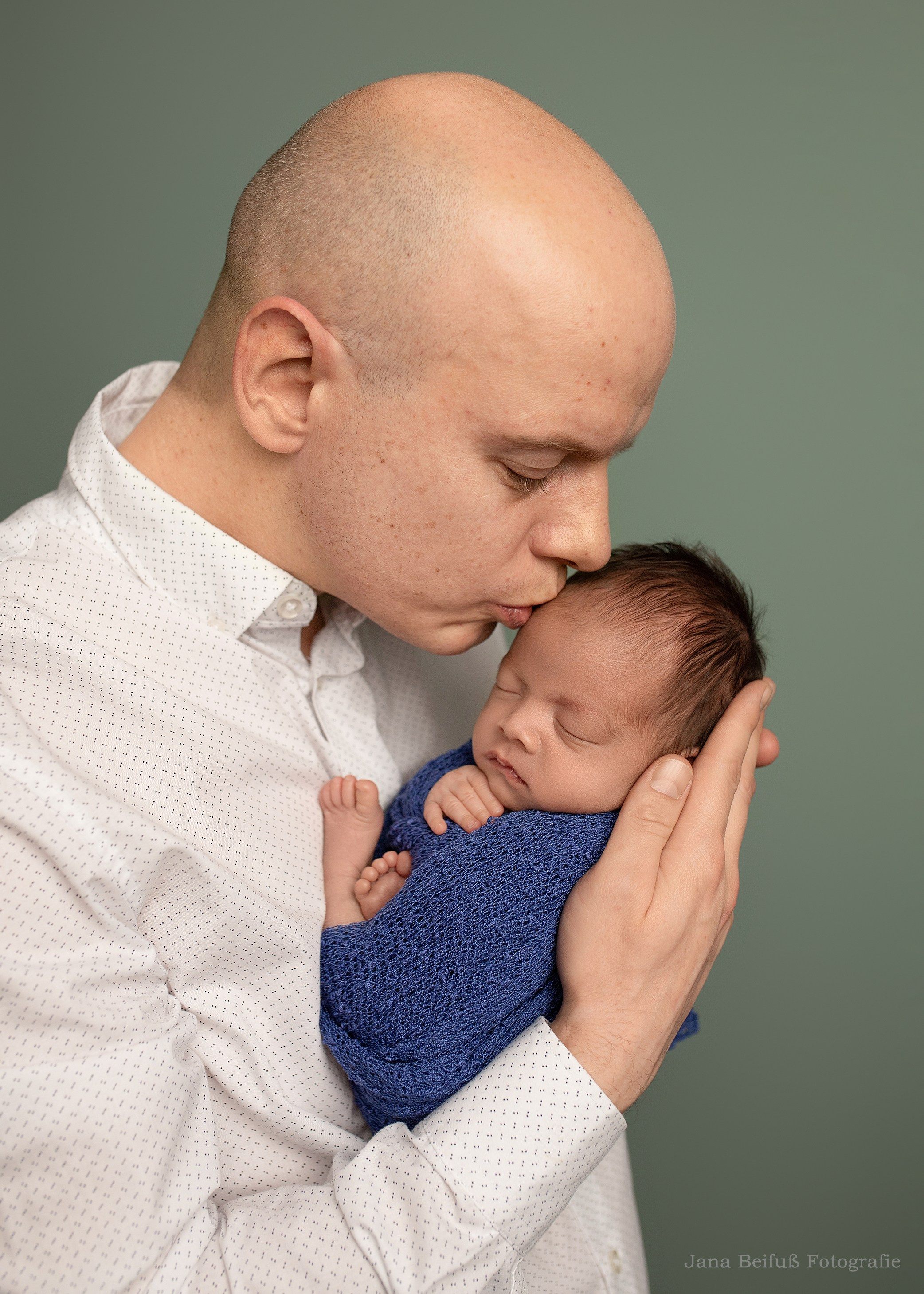 Papa hält Baby in den Armen und küsst ihn - Familienfoto Nähe Erbach - Ulm - Weißenhorn