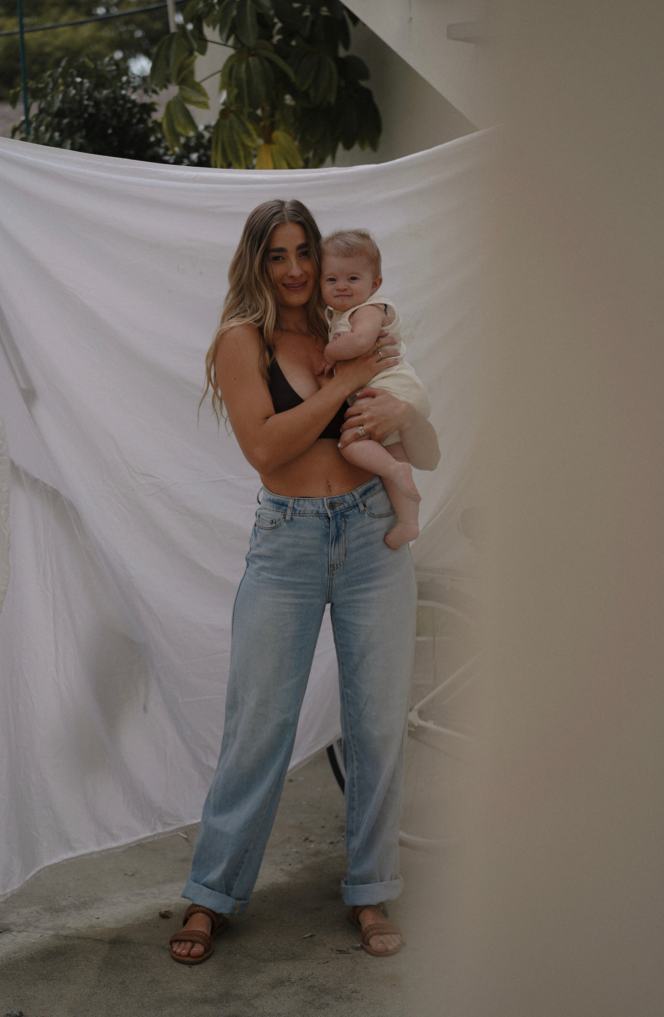 Family photoshoot at home. Family photo session at home. Cozy family photoshoot at home.