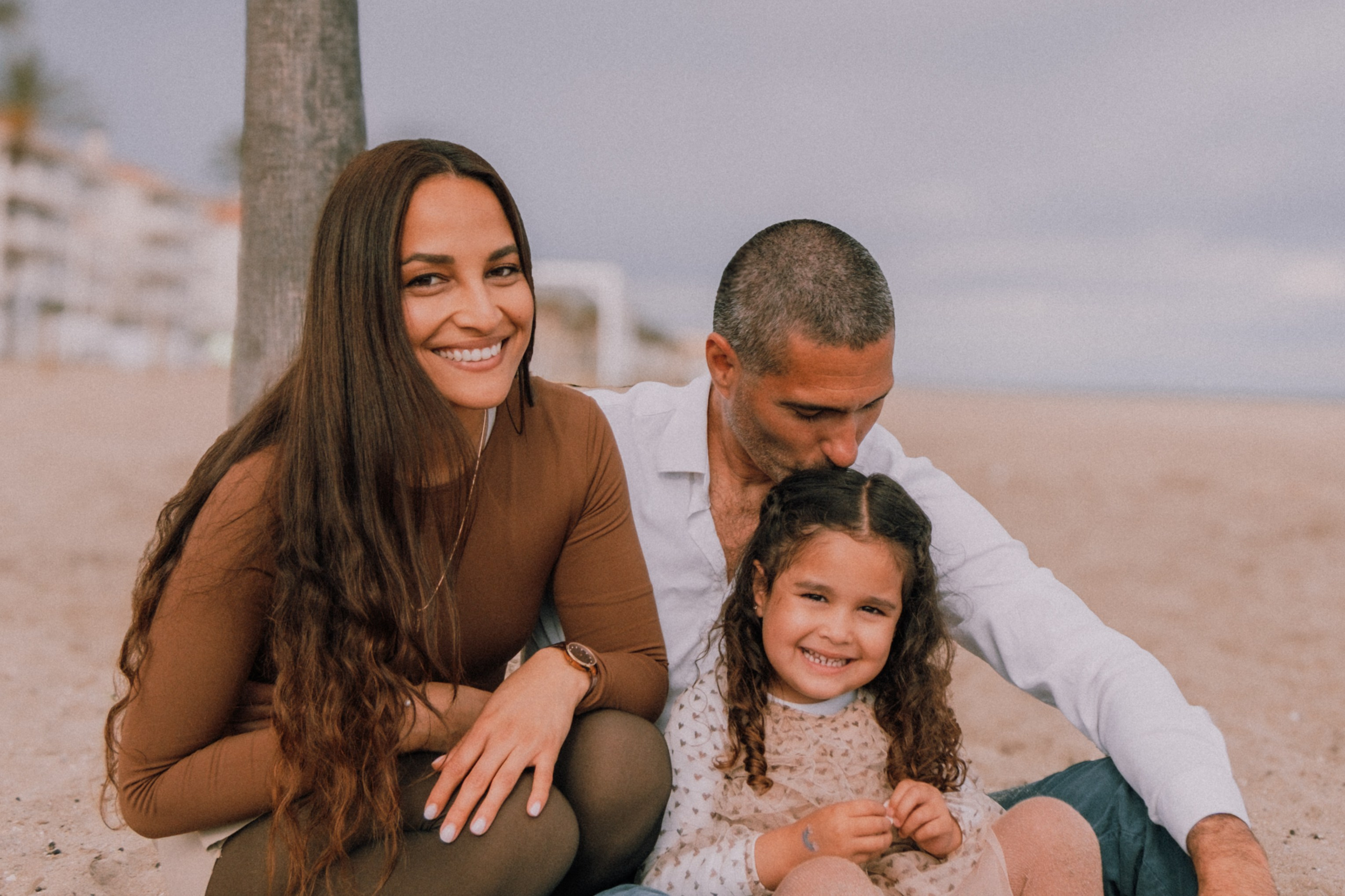 Sesión familiar en la playa. Fotografía profesional en Calafell - Elena Medvedeva