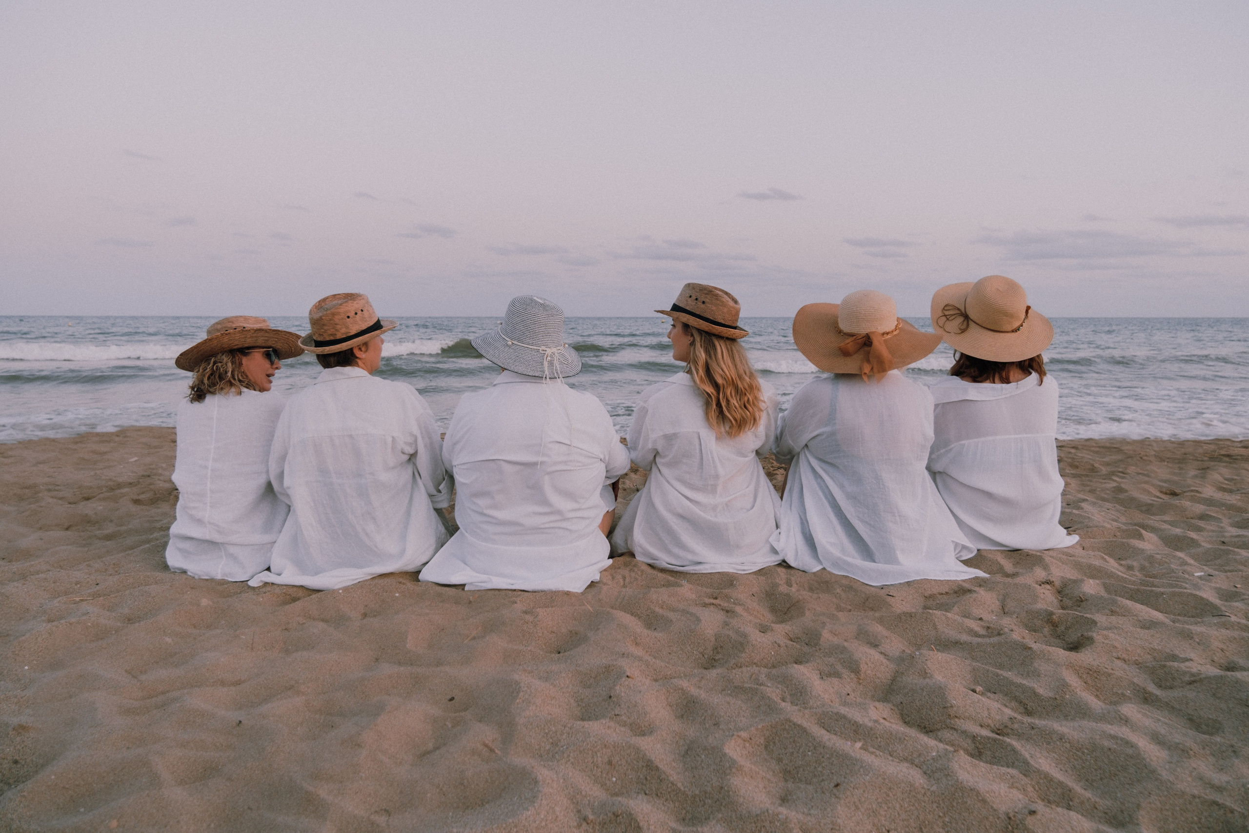 Sesión de amigas en la playa. Fotografía profesional en Calafell - Elena Medvedeva