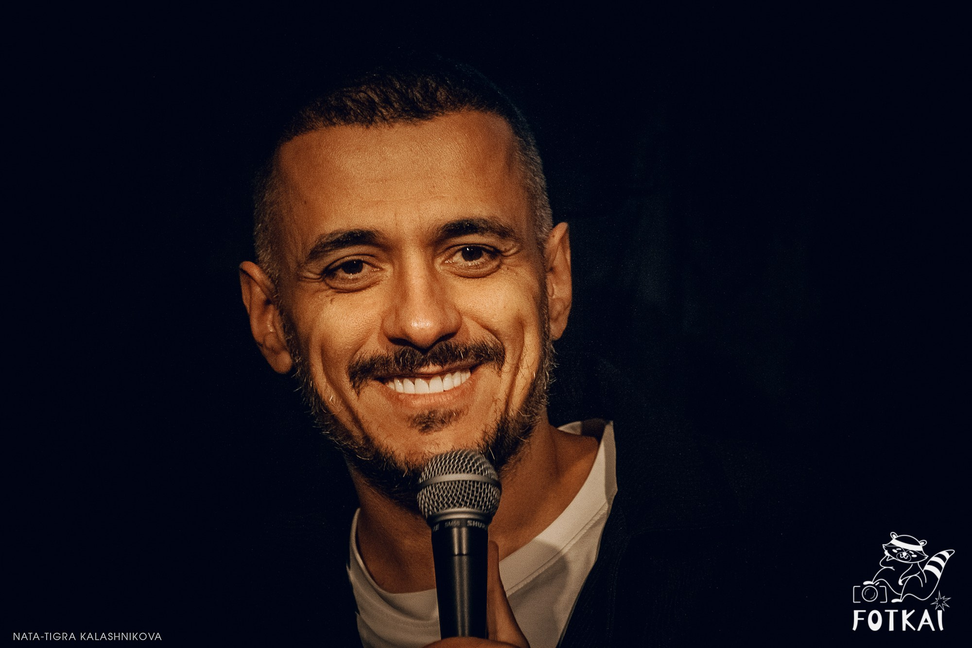 Eduard Matsaberidze en Madrid 14 de febrero 2026 — fotos del show de stand-up | FOTKAI