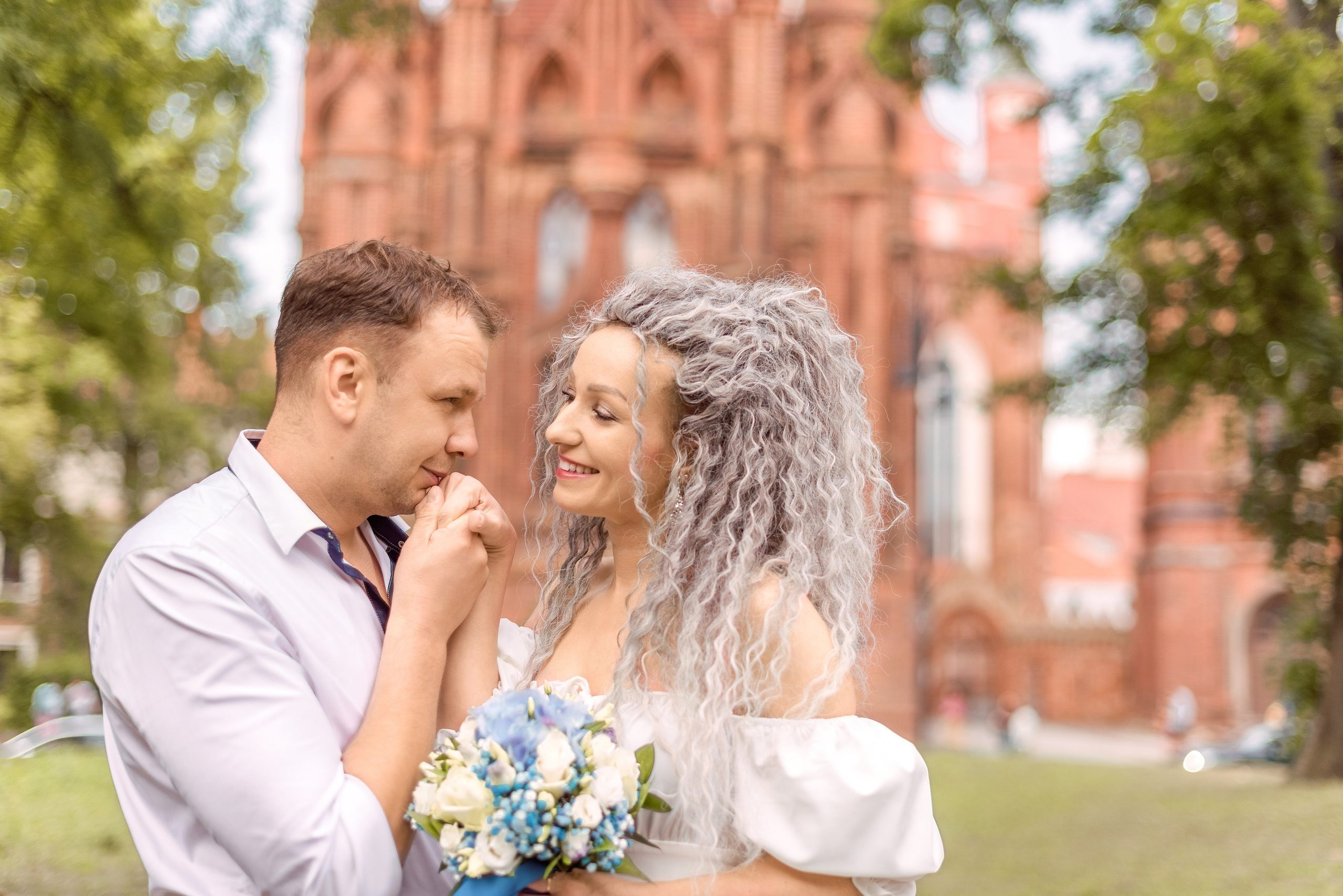 Свадебная прогулка по значимым местам Вильнюса. Семейный фотограф и фотограф новорожденных в Вильнюсе Ирина Беленкевич