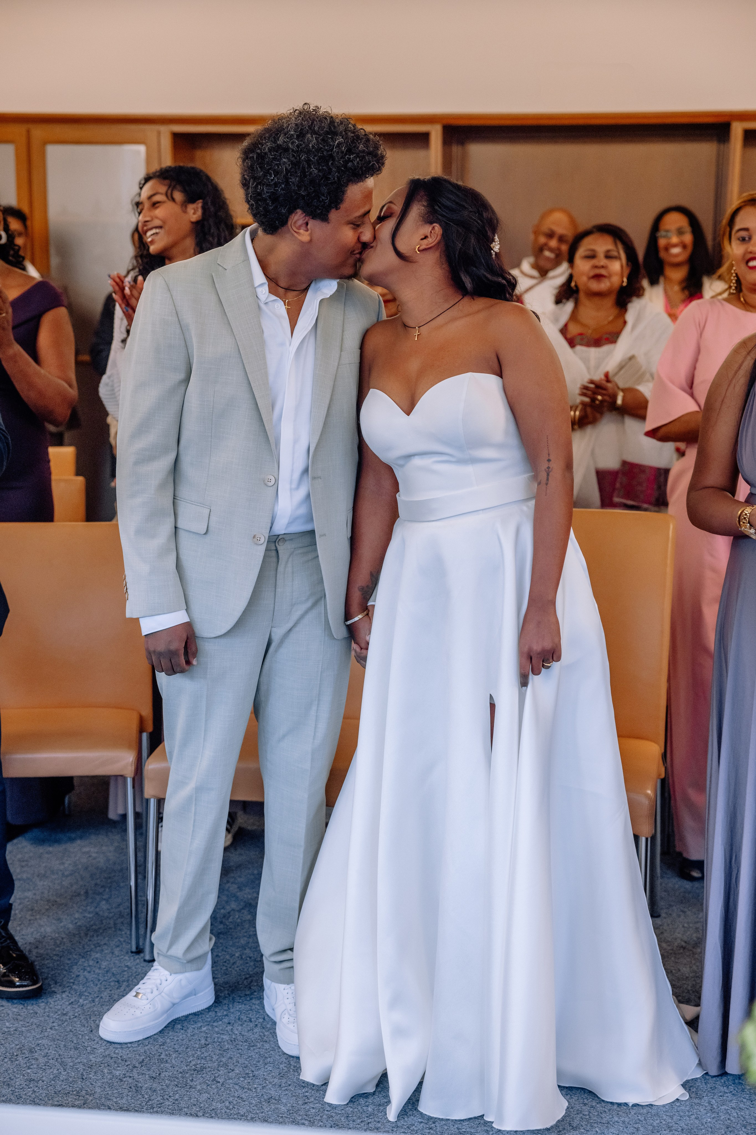 Braut und Bräutigam küssen sich – natürliche, spontane Aufnahme während der Trauung in der Mandlstraße 14