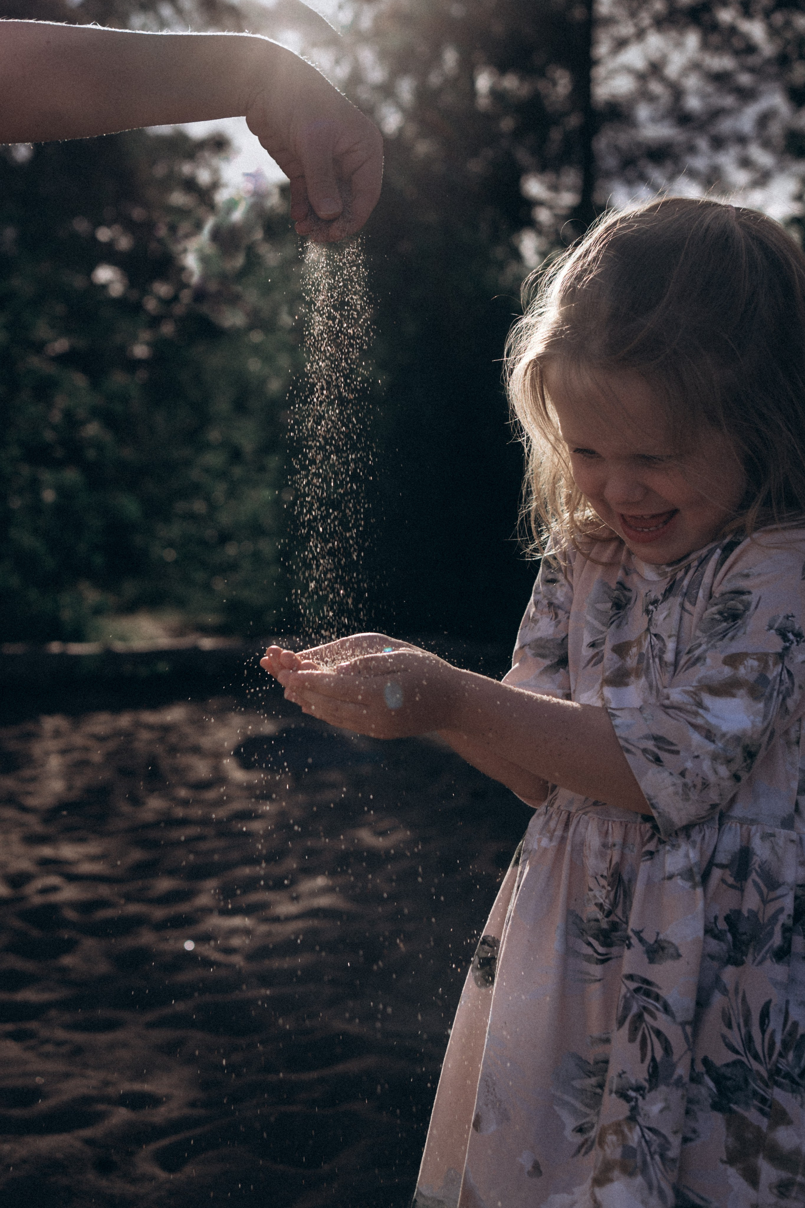 Sunny day on the cliffs. Family photographer in Helsinki, Victoria Guadagno