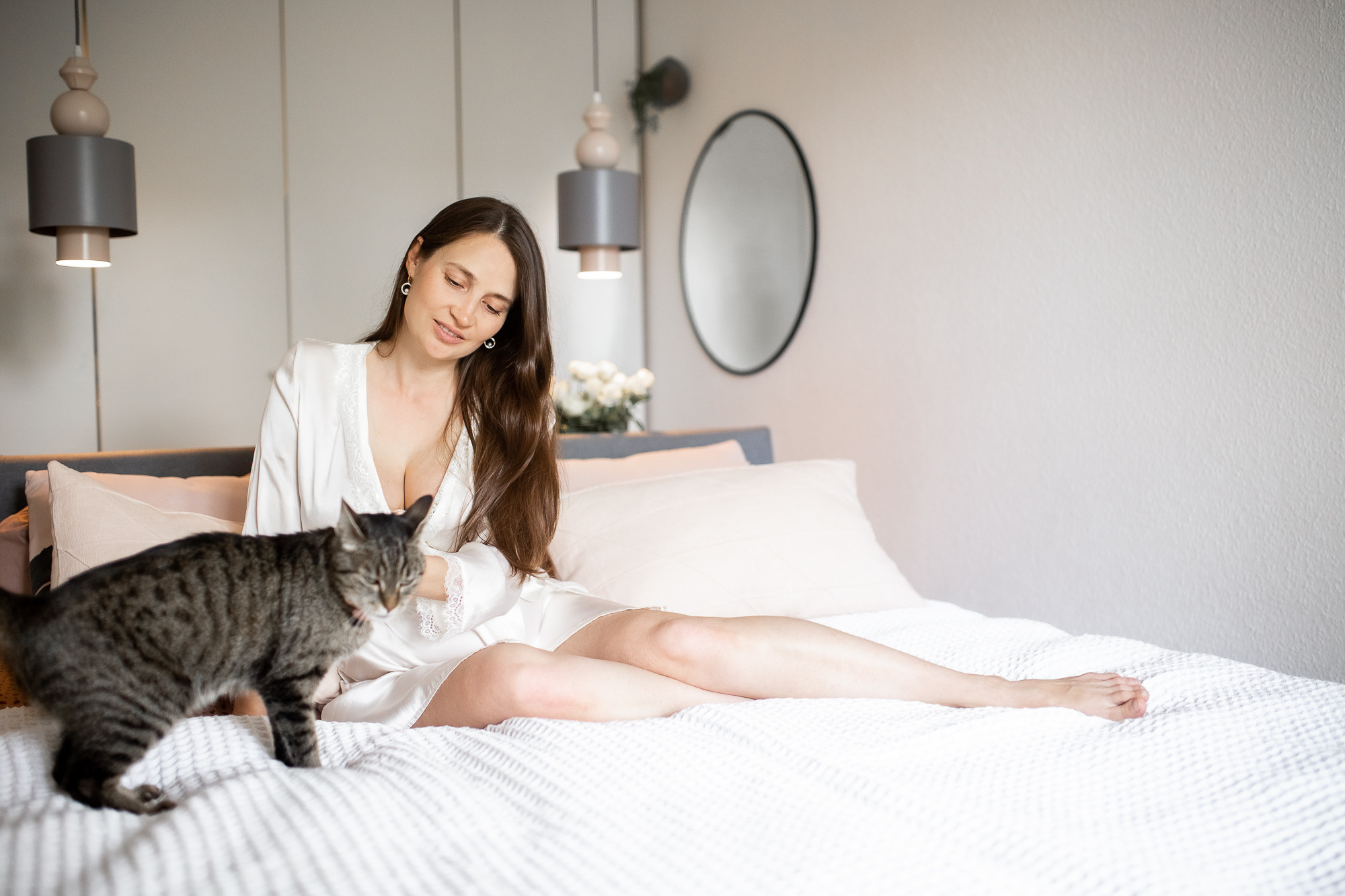 Babybauch und süße Katze. Hochzeitsfotografie in Berlin Nataliia Schütze