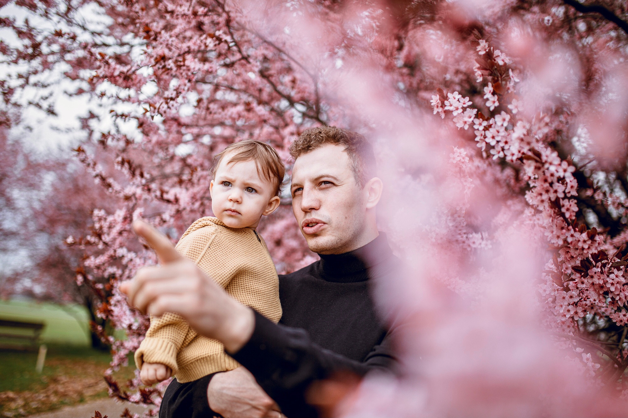 Kirschblüten in Gärten der Welt. Hochzeitsfotografie in Berlin Nataliia Schütze