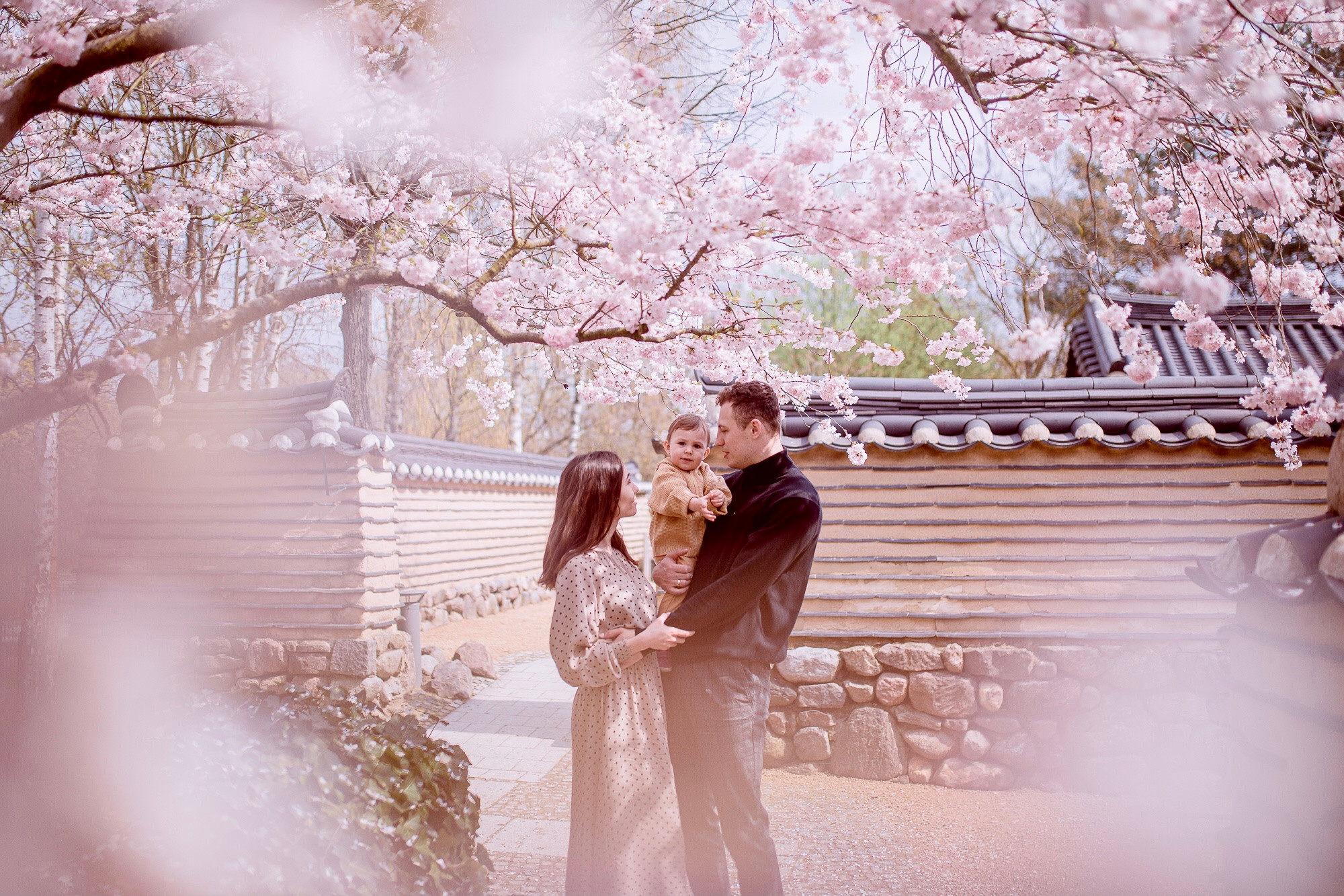 Kirschblüten in Gärten der Welt. Hochzeitsfotografie in Berlin Nataliia Schütze