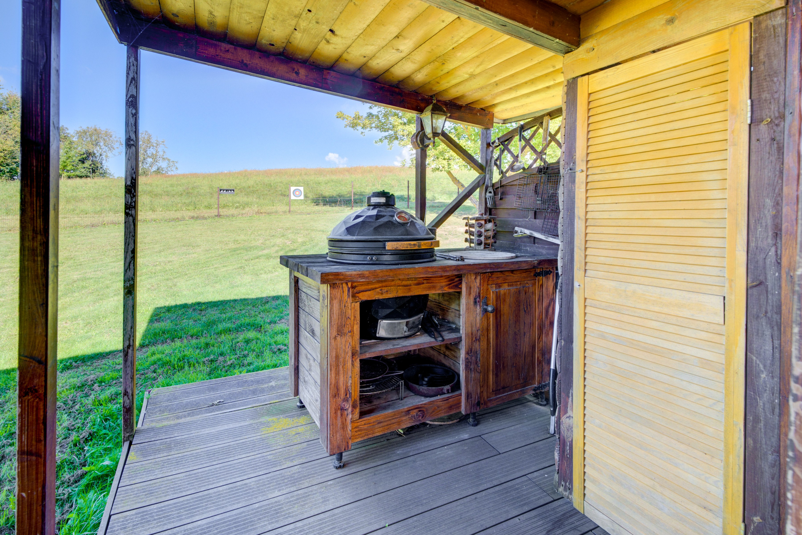 Sadyba Vinliaus r. prie ežero. Elina Sapiega fotografė Vilniuje