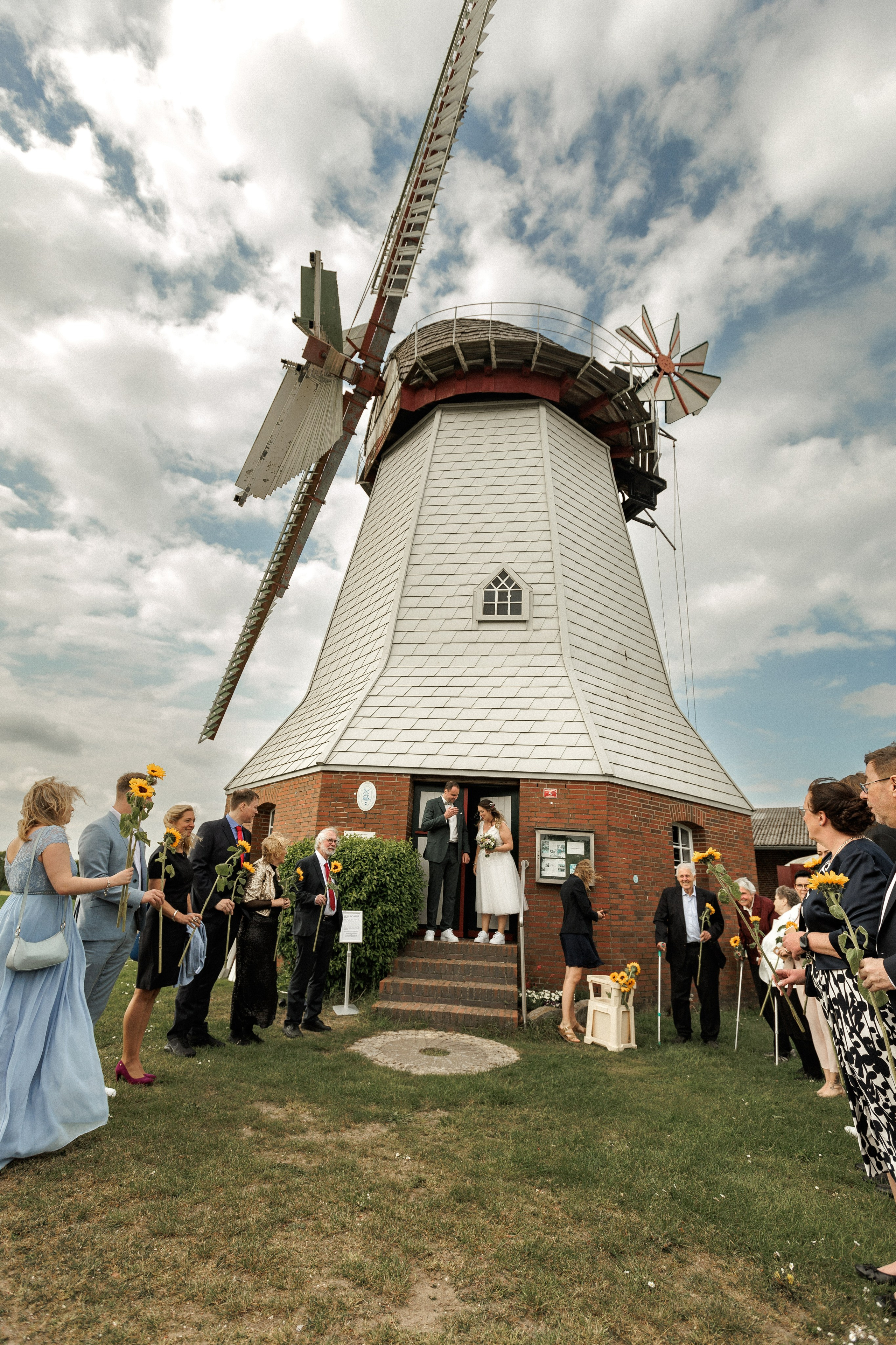 Hochzeitsfotografie an der Windmühle Eyendorf | Historische Romantik in Niedersachsen. Hochzeitsfotograf und Hochzeitsvideograf aus Hamburg | Roka21Film