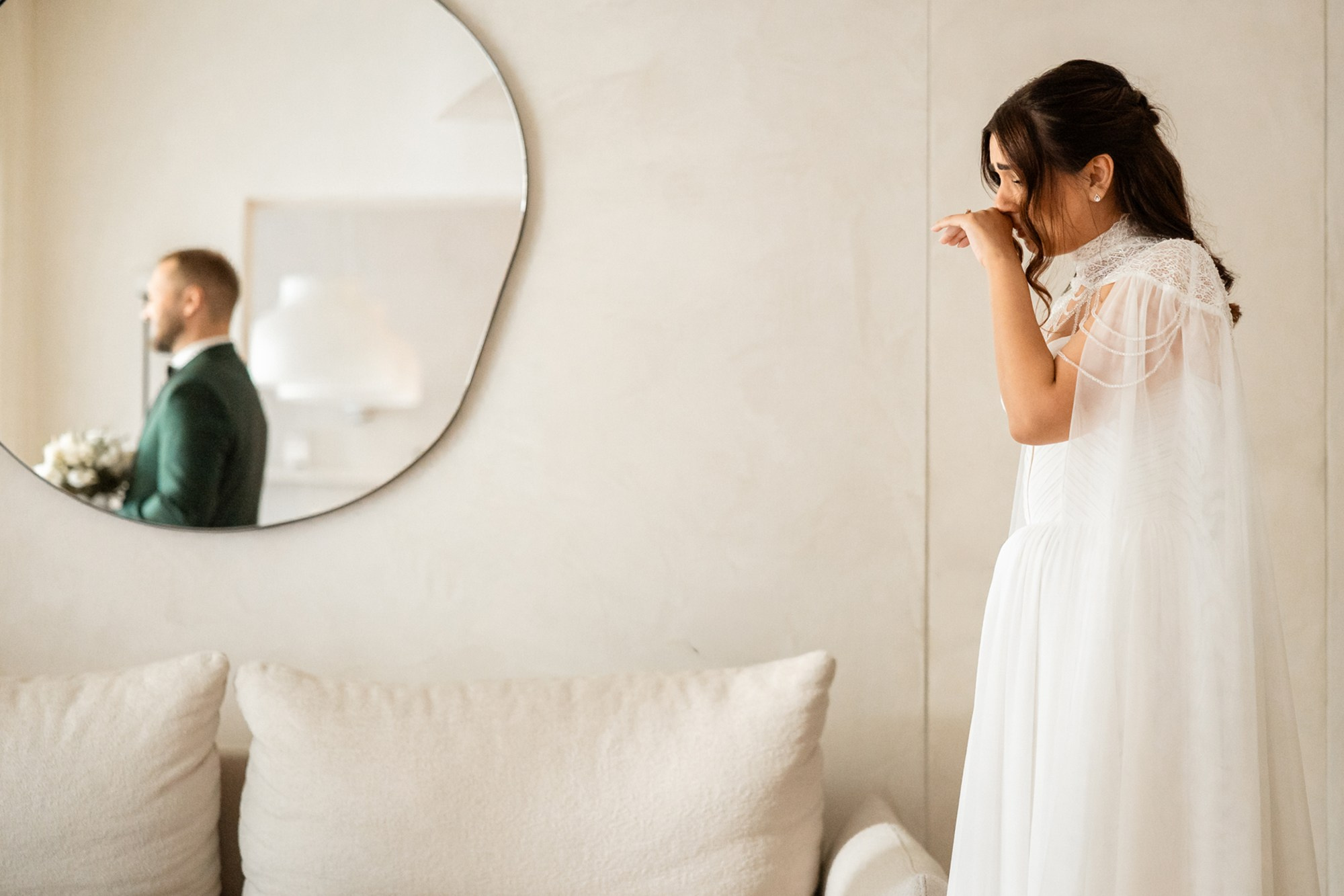 mireasa în oglindă pregătiri nuntă  first look fotograf București