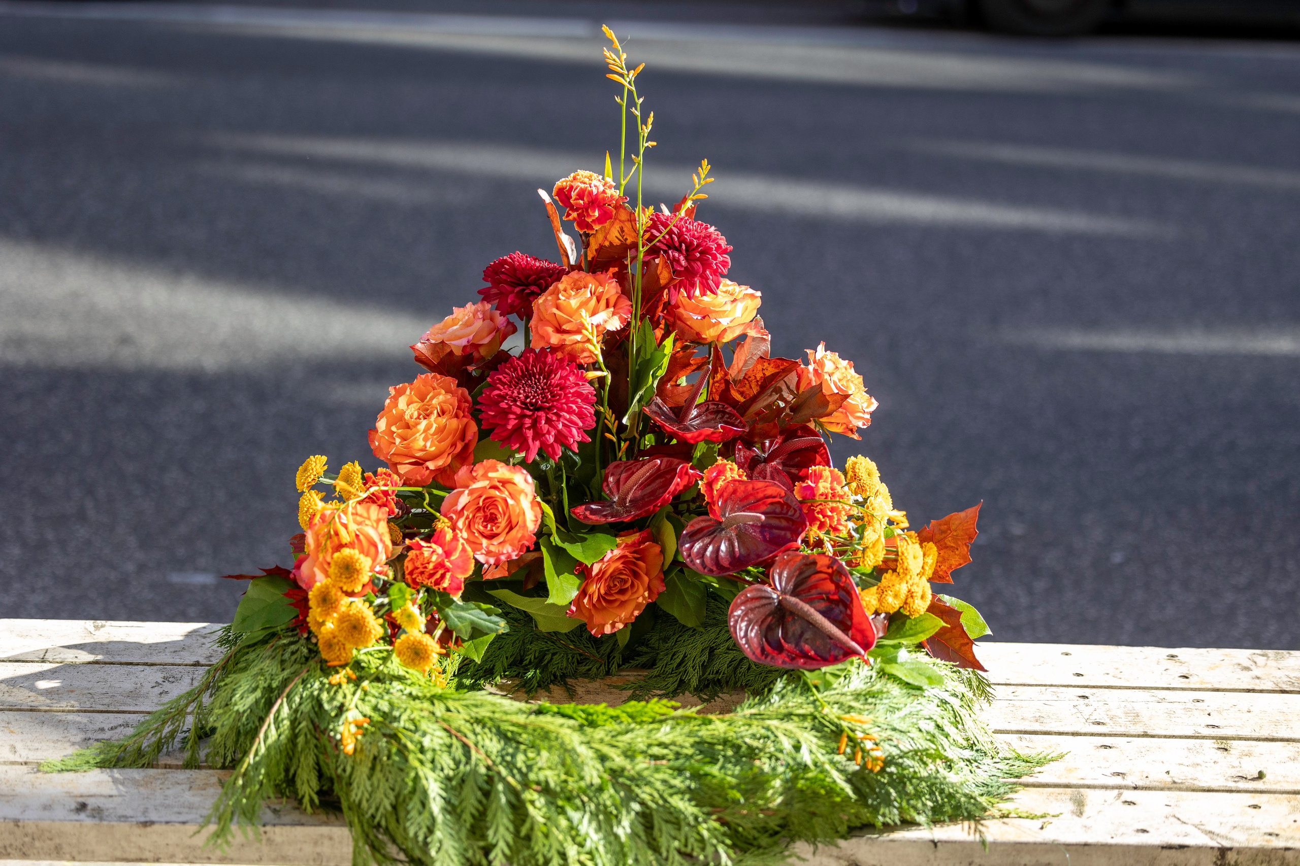 Få en smuk krans i forårsfarver fra Akropolis Blomster. Vi tilbyder friske blomster i orange, friske nuancer, der symboliserer forårets begyndelse.  Bestil din krans i forårsfarver i dag, og få den leveret i Aarhus og omegn.