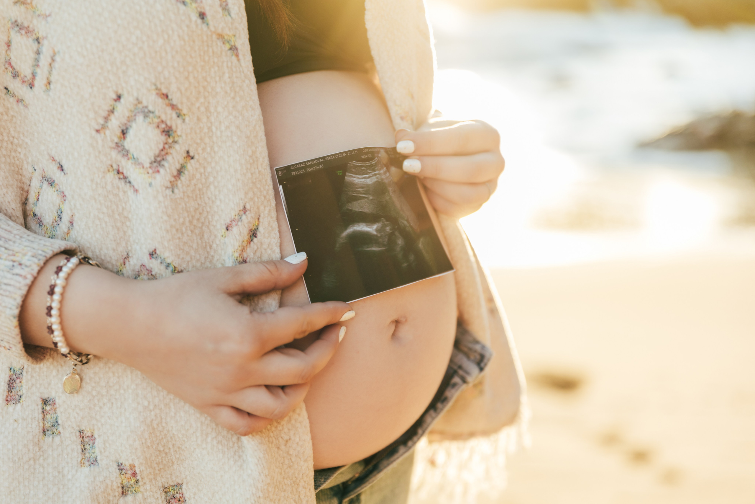 Sesión de embarazo en la playa — Luz suave y amor puro. Photographer in Santiago, Chile Anna Almazova