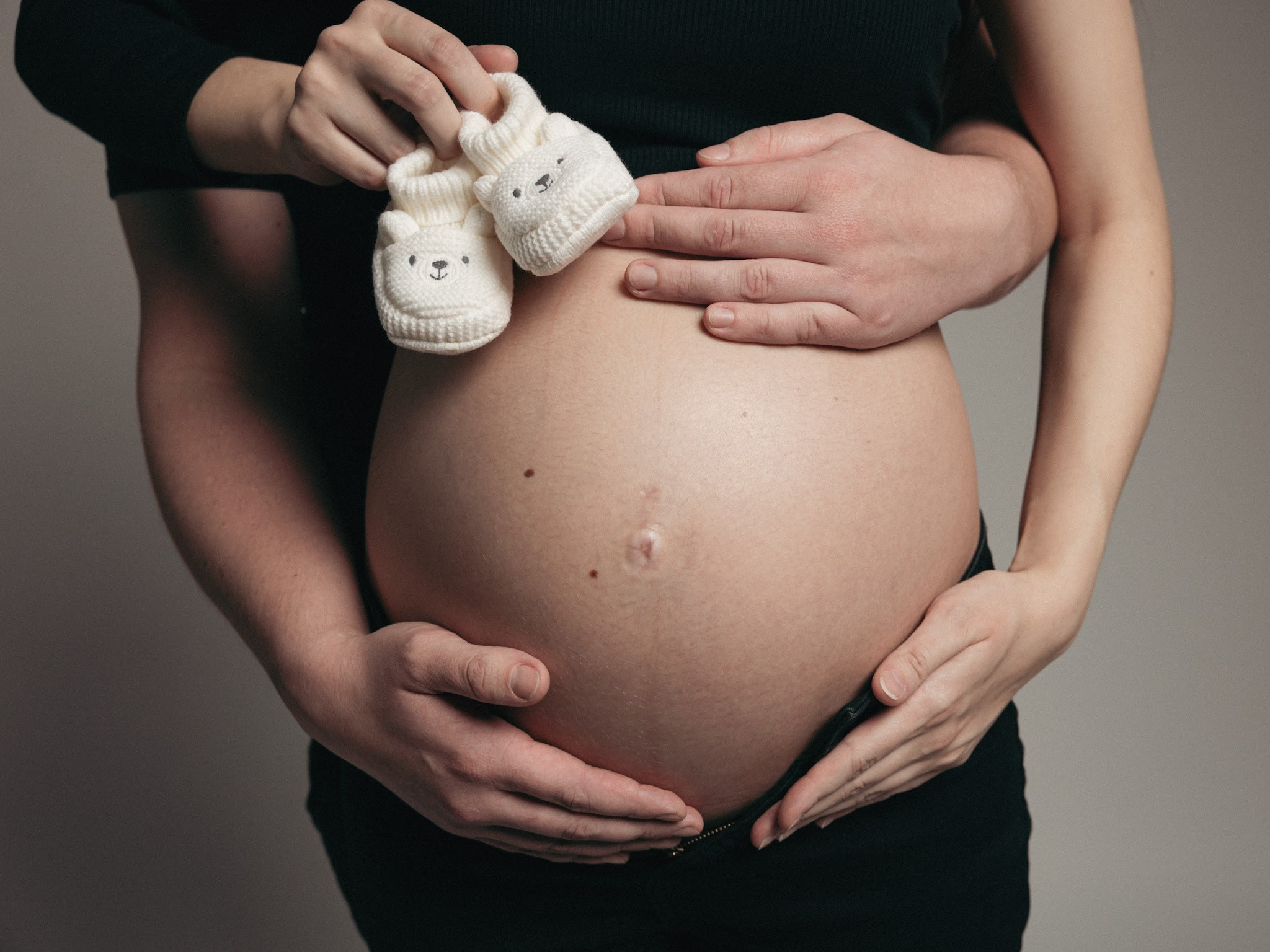 Minimalistická párová těhotenská focení se psem — Písek, Strakonice, Tábor, České Budějovice | Oxana Telupilova. Rodinná, těhotenská, newborn a lifestyle fotografka v Písku Oxana Telupilova