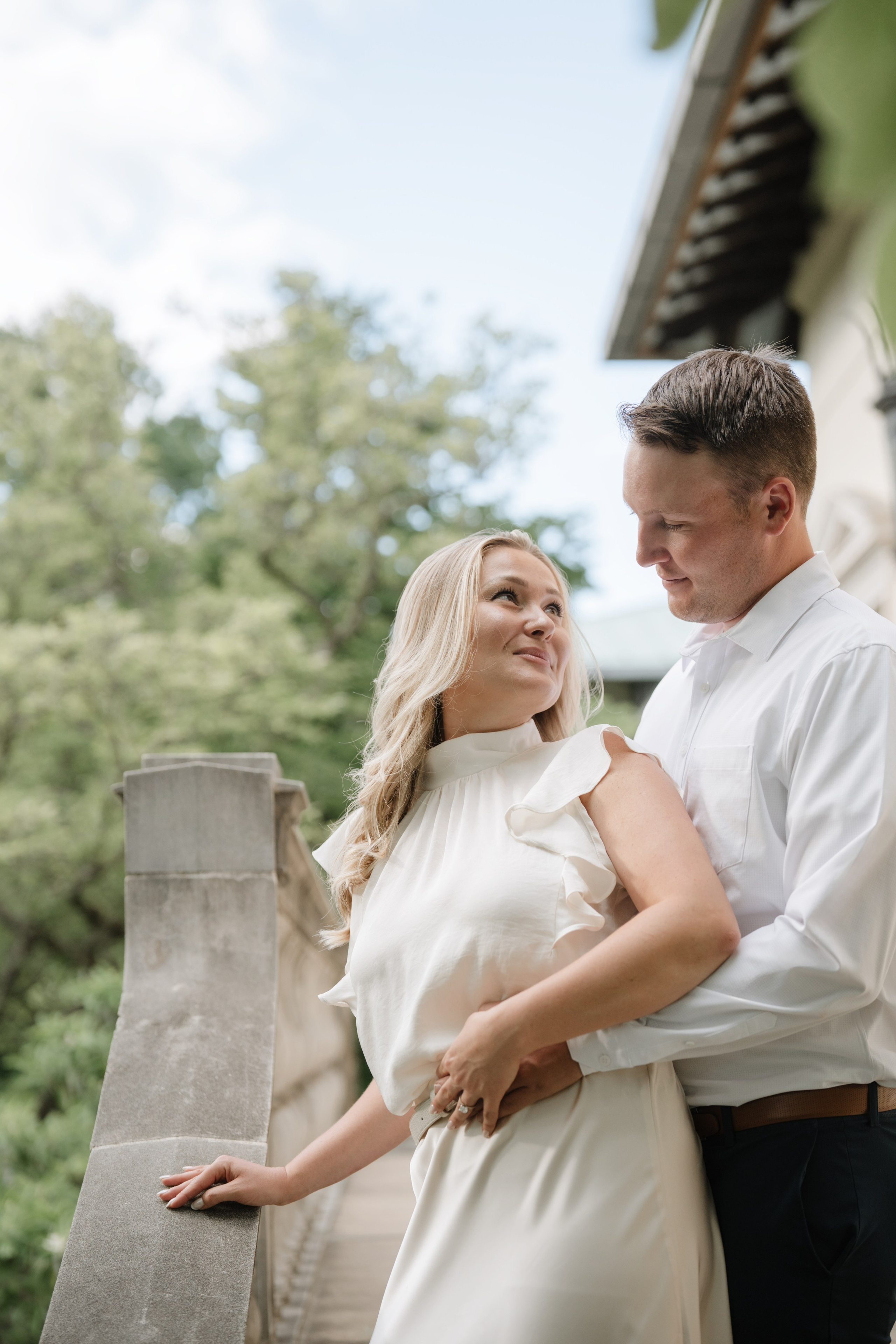 Engagement photo shoot at the Brooklyn Botanic Garden. Portrait and wedding photographer in New York