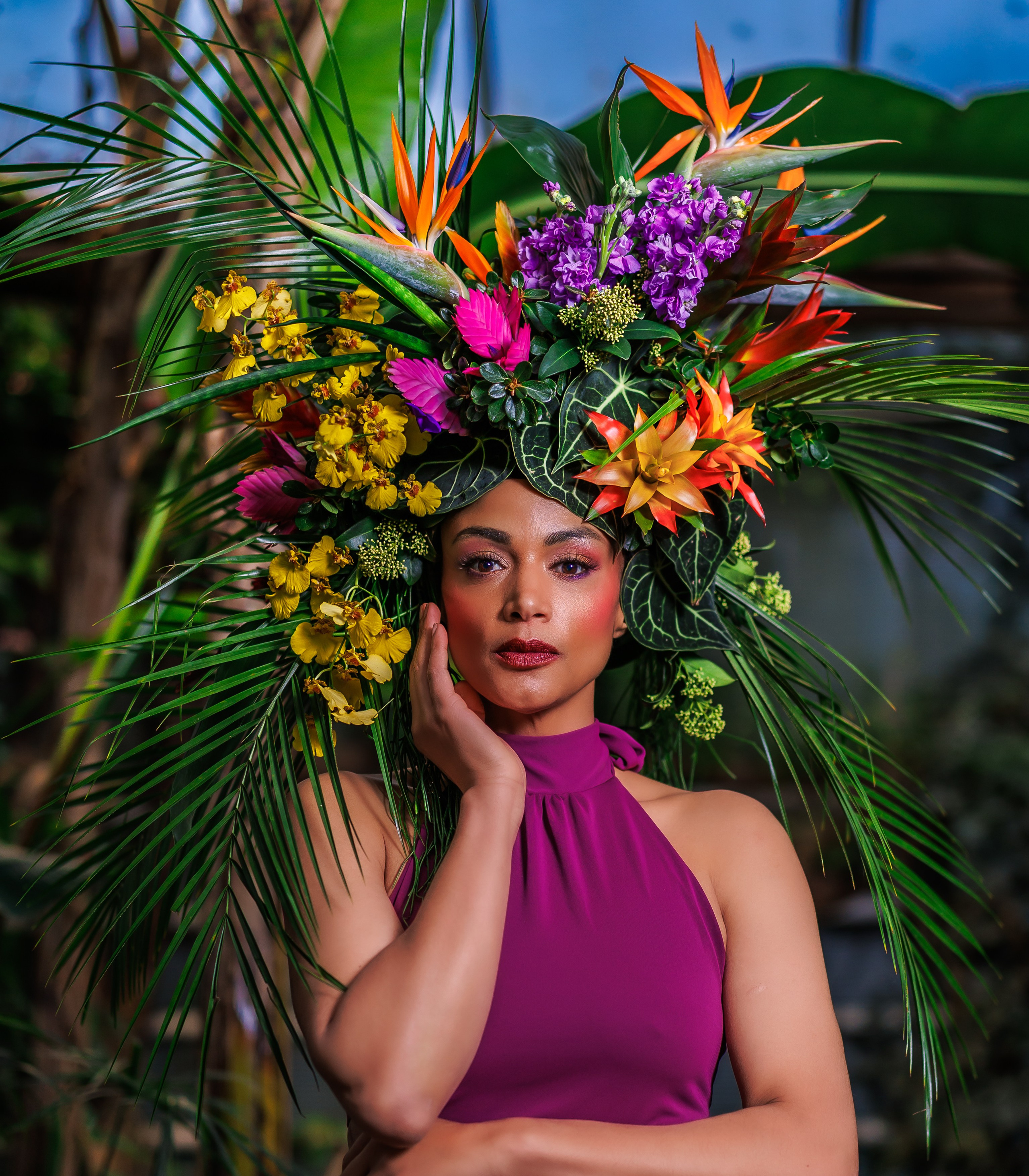 Kapture Fotografie - Creatief portret van een vrouw met bloemenkunstwerk op haar hoofd, vastgelegd in warme zomertinten en een lichte, dromerige sfeer