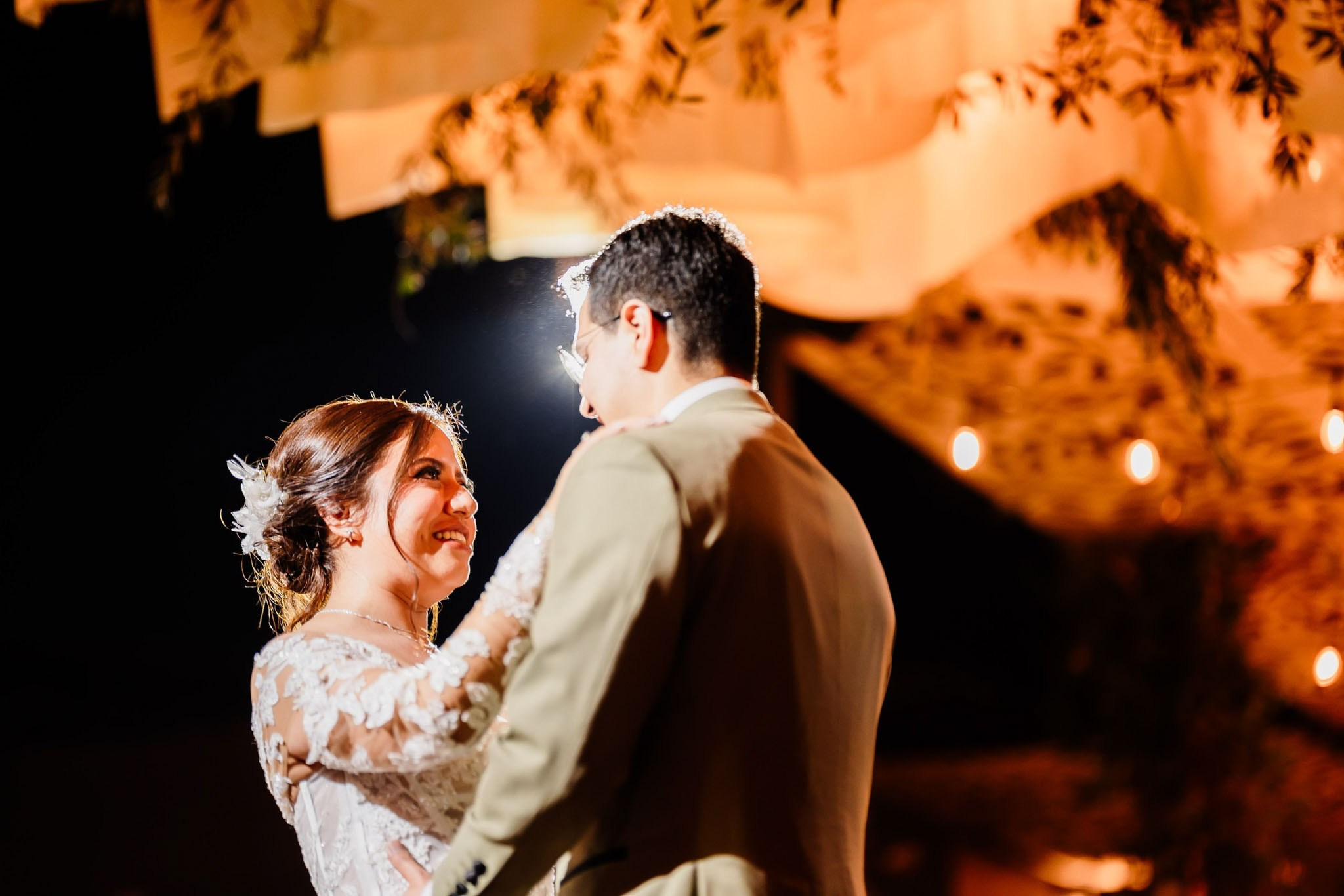 primer baile de novios de noche en Jardines Escuadrón 201 Tijuana Baja California iluminación cálida boda