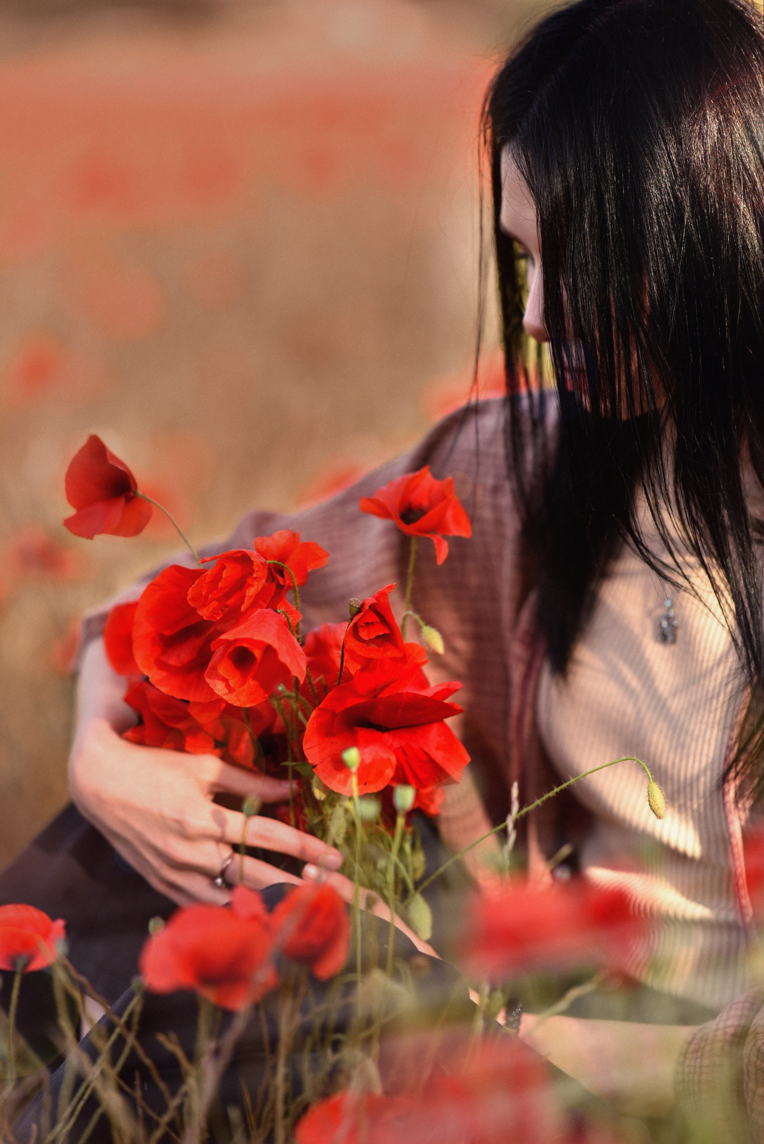 Séance photo dans un champ de coquelicots BEZIERS. Photographe Professionnel à Béziers et Montpellier – Mariages, Portraits et Vidéos Aériennes