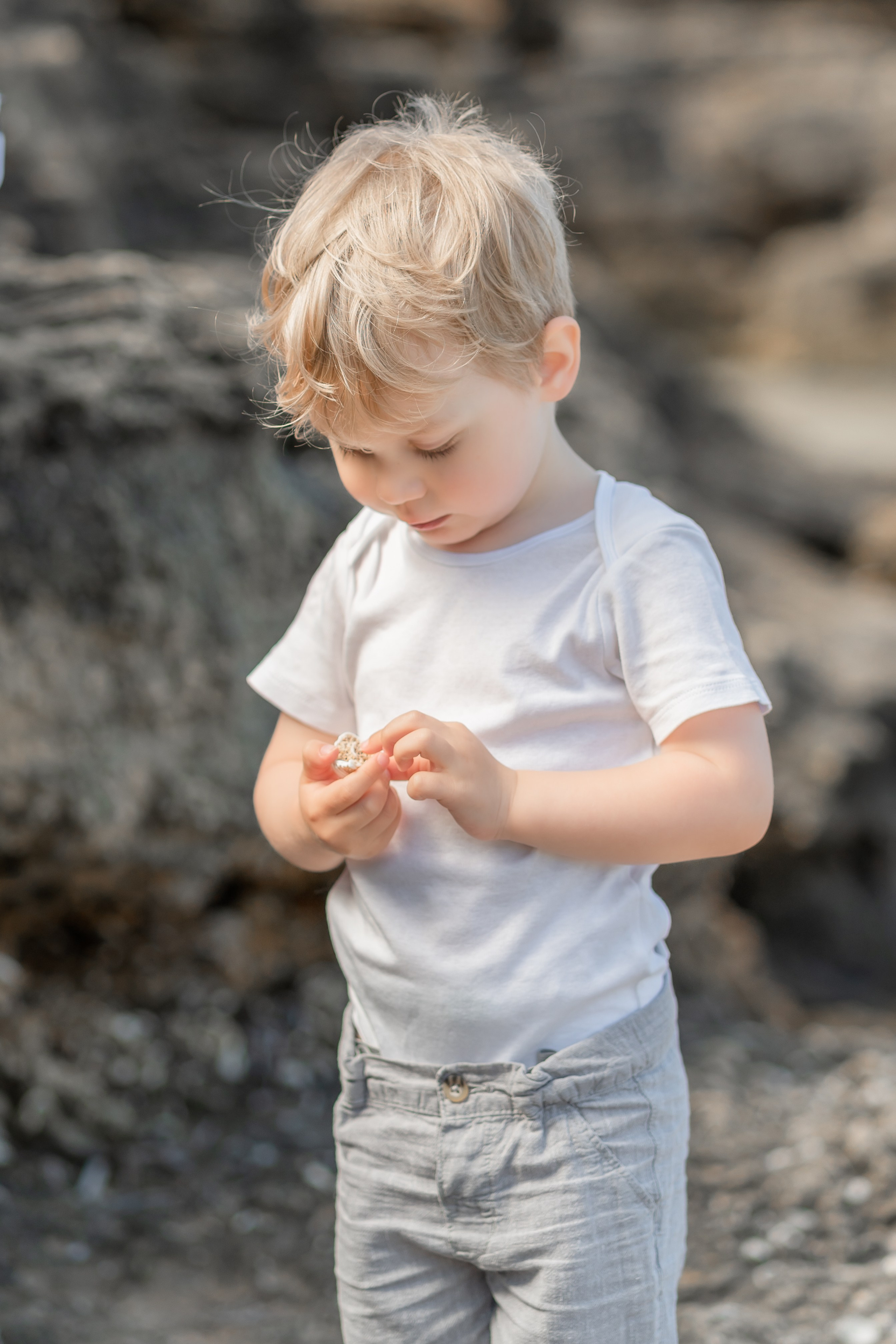 Babybauch-Shooting am Meer auf Mallorca mit Familie. Deine Fotografin auf Mallorca für Familien und Business