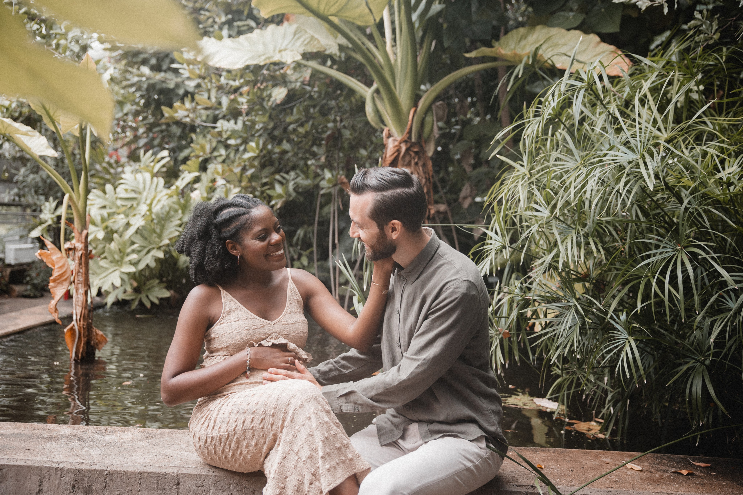 Babybauch Shooting im Botanischen Garten Bochum | Reiche Fotografie. Hochzeitsfotografin Bochum | Halyna Reiche Fotografie NRW