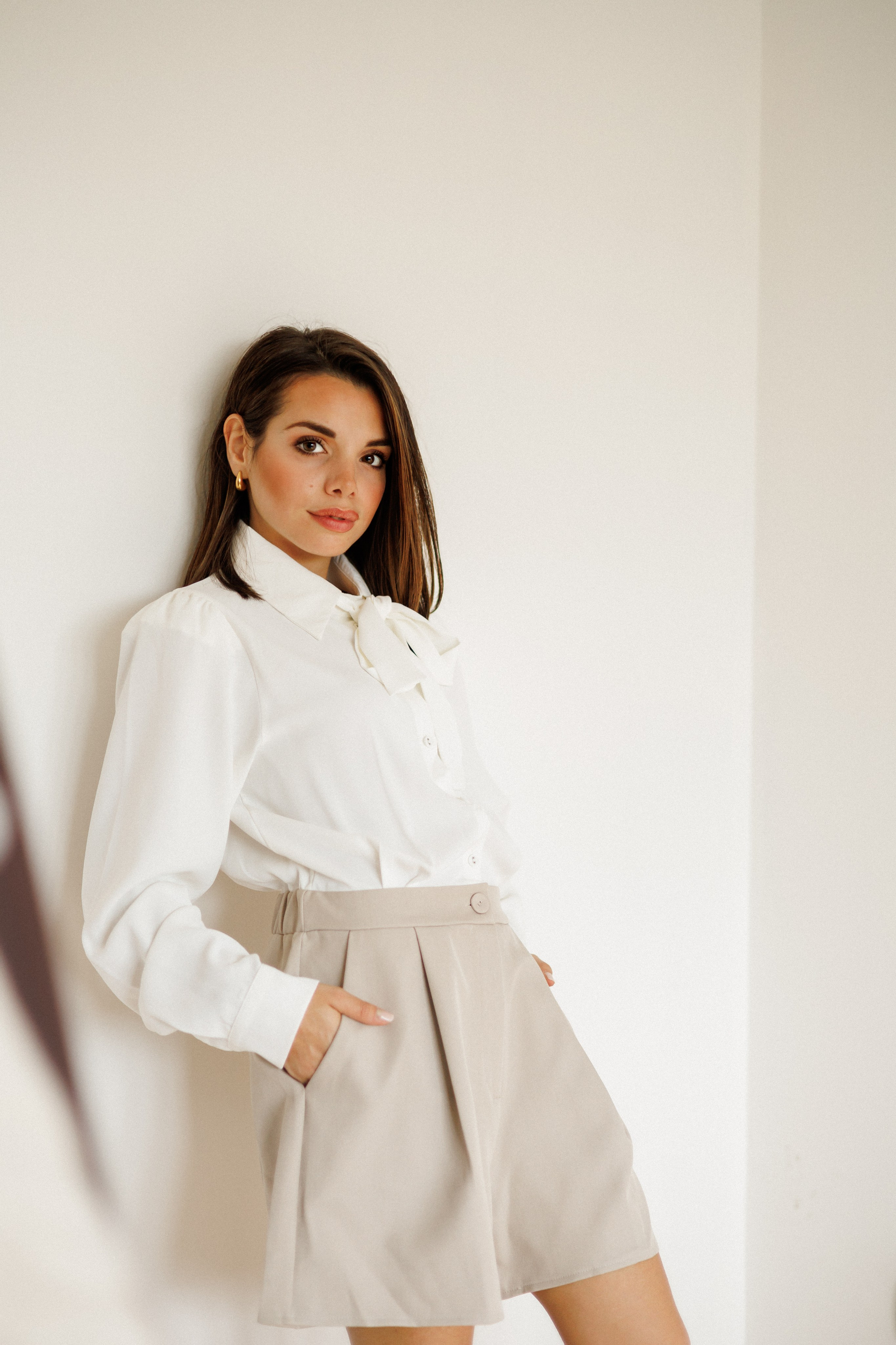 Outfit casual beige — lookbook per piccoli brand a Novara.