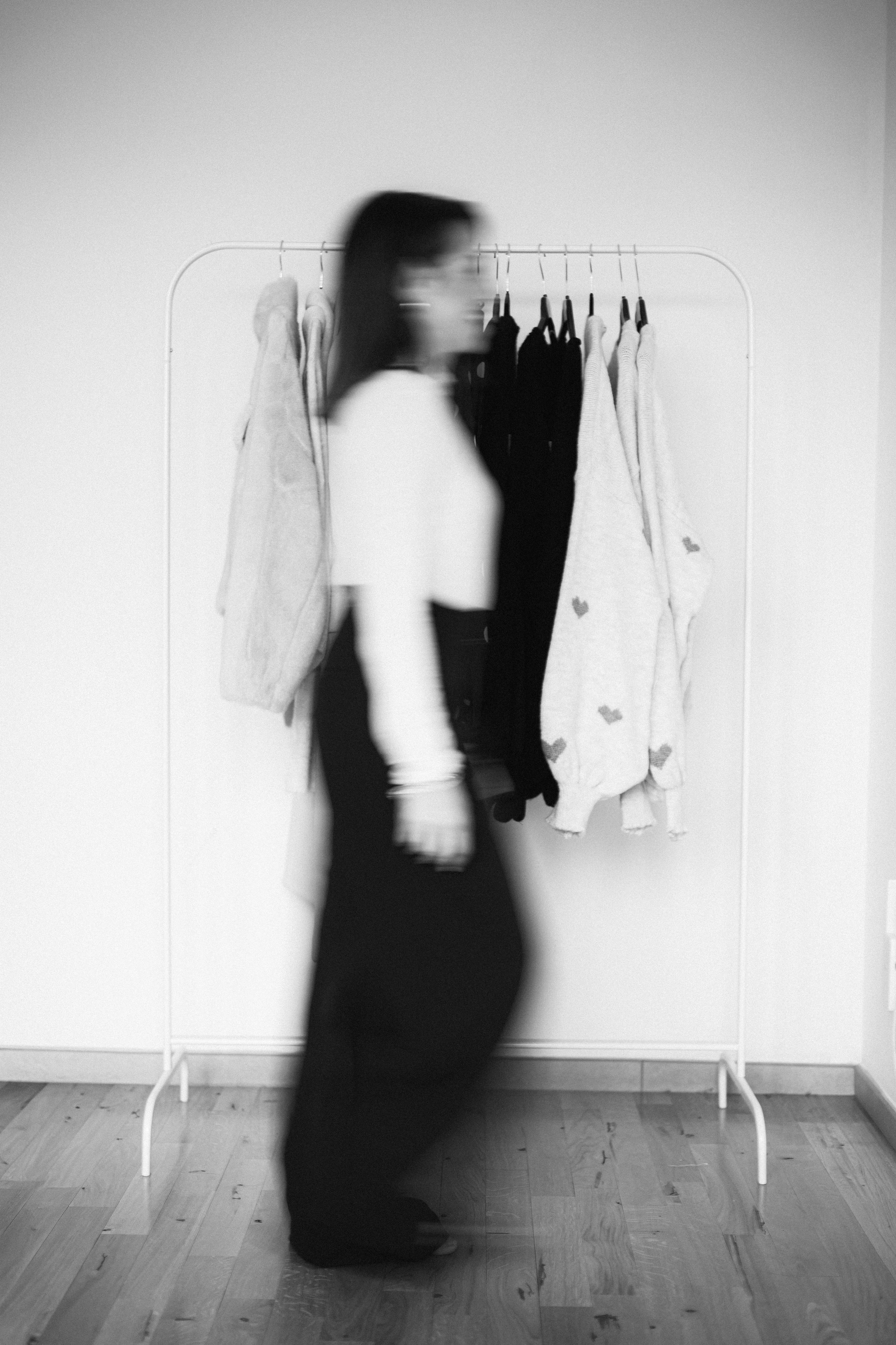 Effetto movimento "mosso creativo" tra gli stand di abbigliamento a Novara.