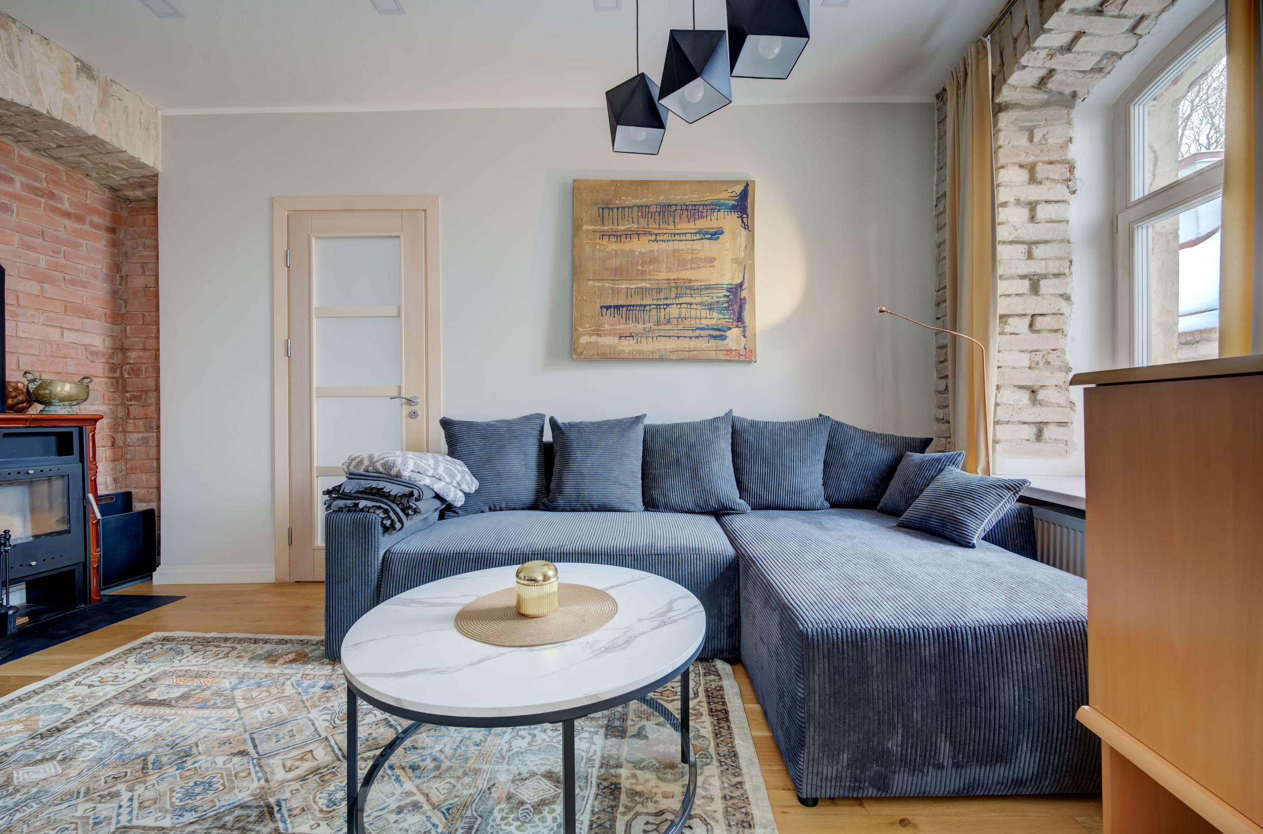 Svetainė su aukštomis lubomis — net keiksmai čia aidės