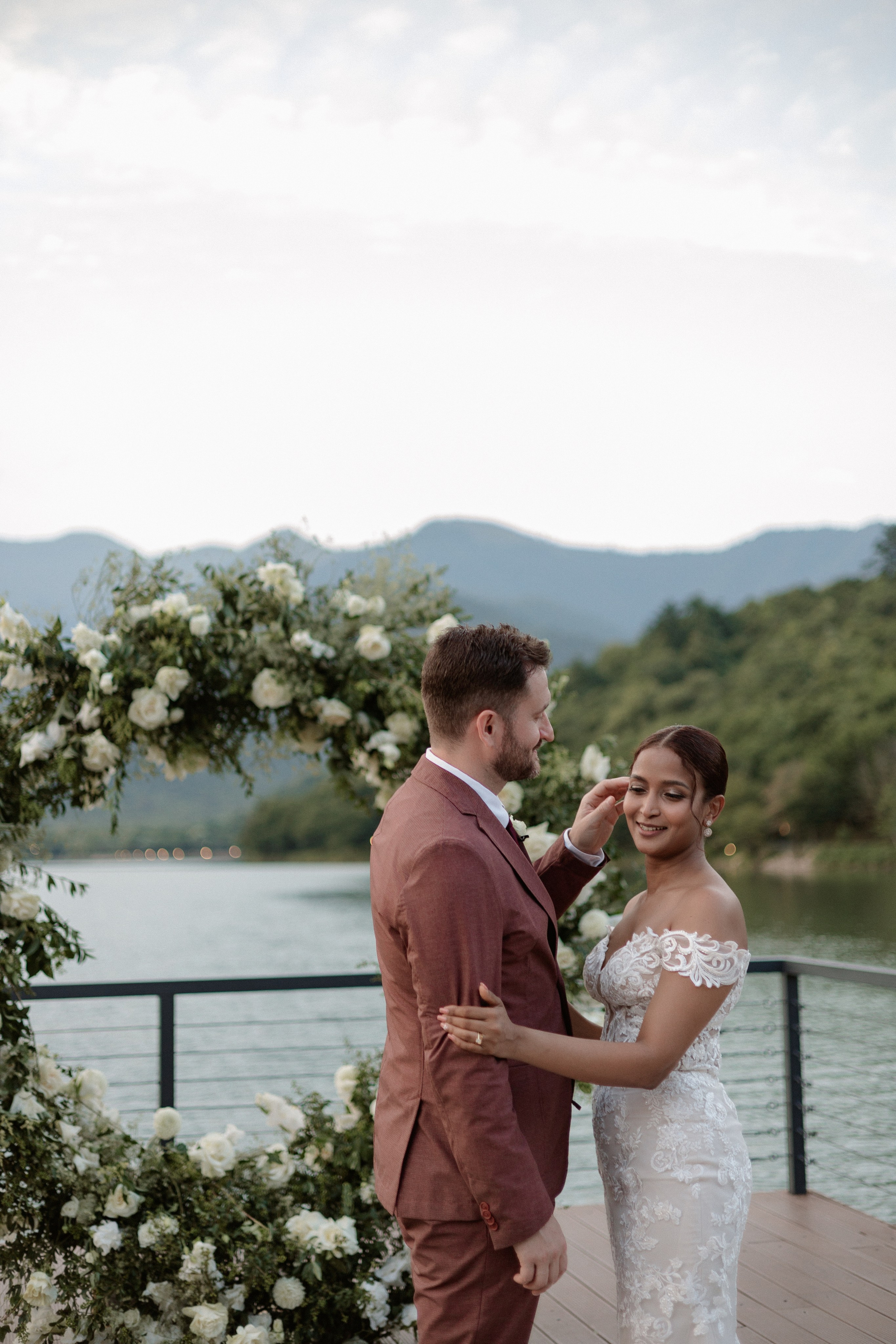 Thesakaya and Kevin. Photographer Anna Nazarenko