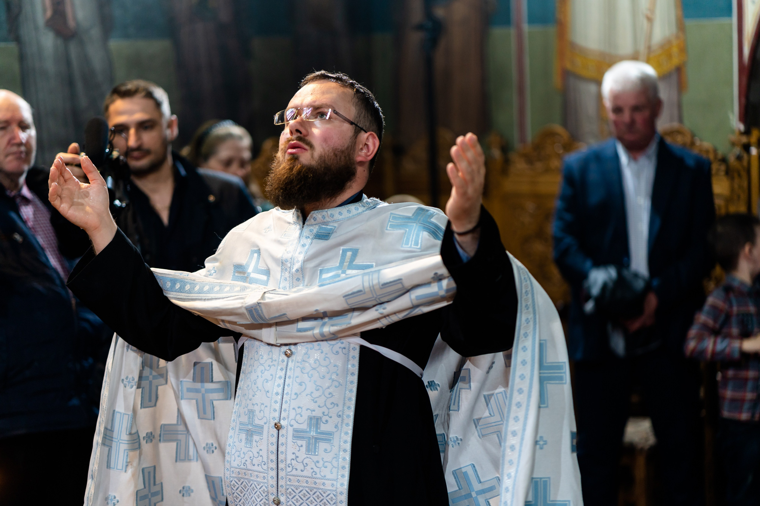 “Bebeluș botezat în biserică, ținut în brațe de nași”	•	“Detaliu cu lumânarea de botez decorată cu flori albe”	•	“Părinți emoționați alături de copilul lor la ceremonia de botez”	•	“Masa festivă de botez cu decor tematic și tort personalizat”	•	“Momentul în care preotul toarnă apă sfințită pe fruntea bebelușului”	“Bebeluș în rochie albă de botez, zâmbind în brațele mamei”	•	“Detaliu cu cruciulița de botez așezată pe o pernă de satin”	•	“Părinți și nași aprinzând lumânările în timpul ceremoniei de botez”	•	“Tort de botez decorat cu figurine tematice și numele copilului”	•	“Copil botezat dormind liniștit în pătuțul decorat festiv”	•	“Momentul în care preotul binecuvântează copilul în fața altarului”	•	“Invitați adunându-se în jurul mesei festive la petrecerea de botez”	•	“Bebeluș ținând în mână o jucărie personalizată primită la botez”	•	“Familie fericită pozând împreună după ceremonia de botez”	•	“Decor tematic cu baloane și flori la locația petrecerii de botez” fotograf Botoșani fotograf evenimente fotograf botez Alin Chirila fotograf alinofotostudio,- Preotul ținându-l pe micuțul Mathias Gabriel la botez, în biserica Înălțarea Domnului, Copălău  - Detalii de la botezul lui Mathias – lumânare, trusou și icoană  - Familia lui Mathias Gabriel alături de micuț, în ziua botezului  - Portret emoționant cu mama și bebelușul în brațe, în biserică,fotograf profesionist evenimente Botoșani, Iași, Suceava, Fălticeni, Bacău, Pașcani, Roman - AlinoFotoStudio by Alin Chirilă - servicii foto nuntă, botez, cununie, ședințe foto creative, albume personalizate, fotografii emoționante și calitative pentru cele mai importante momente din viață,fotograf nuntă Botoșani Alin Chirilă,  ședință foto botez Iași - AlinoFotoStudio,  servicii fotograf profesionist evenimente Suceava,  fotograf cununie civilă Fălticeni - Alin Chirilă,  album foto nuntă personalizat Bacău.“Bebeluș botezat în biserică, ținut în brațe de nași”	•	“Detaliu cu lumânarea de botez decorată cu flori albe”	•	“Părinți emoționați alături de copilul lor la ceremonia de botez”	•	“Masa festivă de botez cu decor tematic și tort personalizat”	•	“Momentul în care preotul toarnă apă sfințită pe fruntea bebelușului”	“Bebeluș în rochie albă de botez, zâmbind în brațele mamei”	•	“Detaliu cu cruciulița de botez așezată pe o pernă de satin”	•	“Părinți și nași aprinzând lumânările în timpul ceremoniei de botez”	•	“Tort de botez decorat cu figurine tematice și numele copilului”	•	“Copil botezat dormind liniștit în pătuțul decorat festiv”	•	“Momentul în care preotul binecuvântează copilul în fața altarului”	•	“Invitați adunându-se în jurul mesei festive la petrecerea de botez”	•	“Bebeluș ținând în mână o jucărie personalizată primită la botez”	•	“Familie fericită pozând împreună după ceremonia de botez”	•	“Decor tematic cu baloane și flori la locația petrecerii de botez” fotograf Botoșani fotograf evenimente fotograf botez Alin Chirila fotograf alinofotostudio.fotograf botez Amelis Maria, fotografie botez Botoșani, fotograf Alin Chirilă, amintiri botez, fotografii botez, botez Amelis Maria, fotograf copii, fotografie botez în Botoșani,