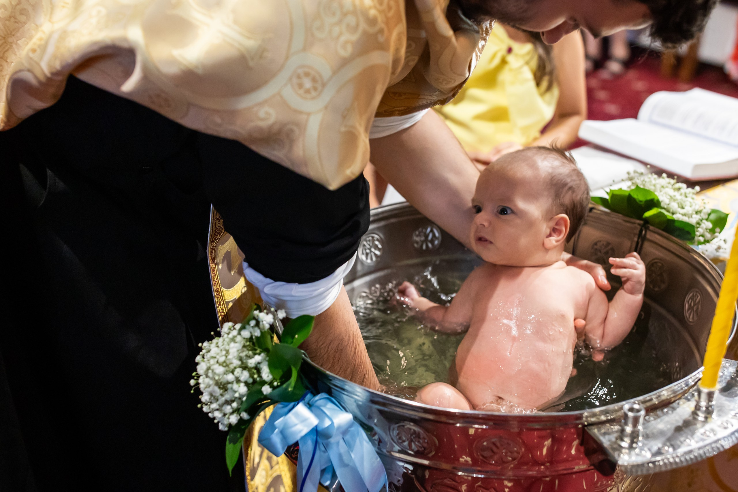 fotograf botez , fotografie botez Botoșani, fotograf Alin Chirilă, amintiri botez, fotografii botez, botez Miruna Parascheva, fotograf copii, fotografie botez în Botoșani-alt="botez , fotografie botez Alin Chirilă, amintiri botez, fotografii emoționante botez Botoșani"-- fotografii-botez-bebelus- amintiri-botez-micuț- moment-sfânt-crestinare- fotografie-emotionanta-botez- detalii-botez-bebelusi- parinti-fericiti-la-botez- fotograf-botez-profesionist- botez-in-biserica-ortodoxa- micuț-botezat-cu-emoție- zâmbete-și-lacrimi-la-botez- bebeluș-la-cristelniță- decor-botez-colorat- botez-cu-dragoste-și-credință- emotie-pura-la-botez- fotograf-botez-botosani- botez-iasi-suceava-fotograf- amintiri-nepretuite-botez-- Preotul ținându-l pe micuțul Mathias Gabriel la botez, în biserica Înălțarea Domnului, Copălău  - Detalii de la botezul lui Mathias – lumânare, trusou și icoană  - Familia lui Mathias Gabriel alături de micuț, în ziua botezului  - Portret emoționant cu mama și bebelușul în brațe, în biserică,fotograf profesionist evenimente Botoșani, Iași, Suceava, Fălticeni, Bacău, Pașcani, Roman - AlinoFotoStudio by Alin Chirilă - servicii foto nuntă, botez, cununie, ședințe foto creative, albume personalizate, fotografii emoționante și calitative pentru cele mai importante momente din viață,fotograf nuntă Botoșani Alin Chirilă,  ședință foto botez Iași - AlinoFotoStudio,  servicii fotograf profesionist evenimente Suceava,  fotograf cununie civilă Fălticeni - Alin Chirilă,  album foto nuntă personalizat Bacău.“Bebeluș botezat în biserică, ținut în brațe de nași”	•	“Detaliu cu lumânarea de botez decorată cu flori albe”	•	“Părinți emoționați alături de copilul lor la ceremonia de botez”	•	“Masa festivă de botez cu decor tematic și tort personalizat”	•	“Momentul în care preotul toarnă apă sfințită pe fruntea bebelușului”	“Bebeluș în rochie albă de botez, zâmbind în brațele mamei”	•	“Detaliu cu cruciulița de botez așezată pe o pernă de satin”	•	“Părinți și nași aprinzând lumânările în timpul ceremoniei de botez”	•	“Tort de botez decorat cu figurine tematice și numele copilului”	•	“Copil botezat dormind liniștit în pătuțul decorat festiv”	•	“Momentul în care preotul binecuvântează copilul în fața altarului”	•	“Invitați adunându-se în jurul mesei festive la petrecerea de botez”	•	“Bebeluș ținând în mână o jucărie personalizată primită la botez”	•	“Familie fericită pozând împreună după ceremonia de botez”	•	“Decor tematic cu baloane și flori la locația petrecerii de botez” fotograf Botoșani fotograf evenimente fotograf botez Alin Chirila fotograf alinofotostudio.fotograf botez Amelis Maria, fotografie botez Botoșani, fotograf Alin Chirilă, amintiri botez, fotografii botez, botez Amelis Maria, fotograf copii, fotografie botez în Botoșani,