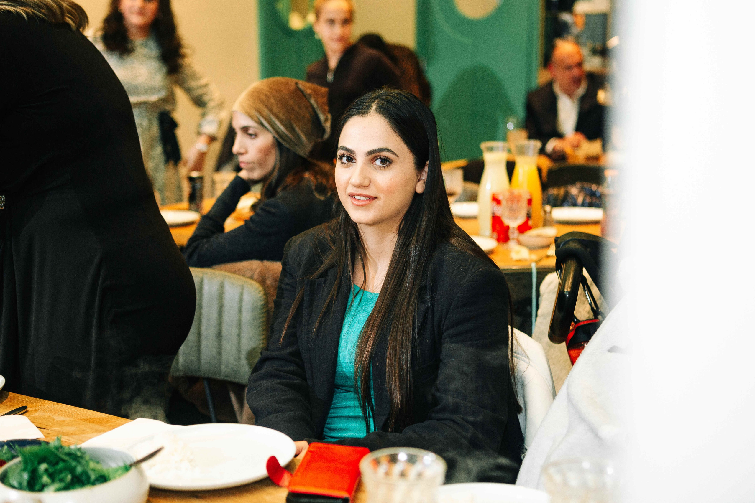 PARTY IN A RESTAURANT WITH THE WHOLE FAMILY. Https://shi-photo.com/