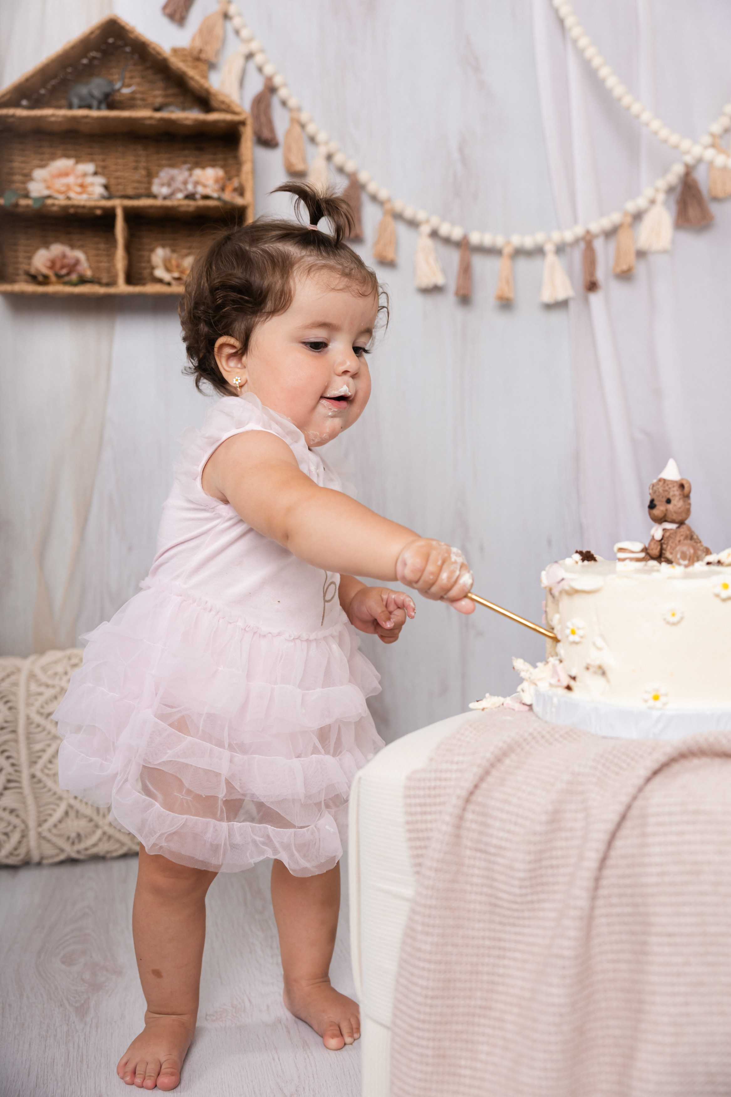 Smash cake focení — první narozeniny plné radosti. Lifestyle a rodinná fotografka v Pisku Oxana Telupilova