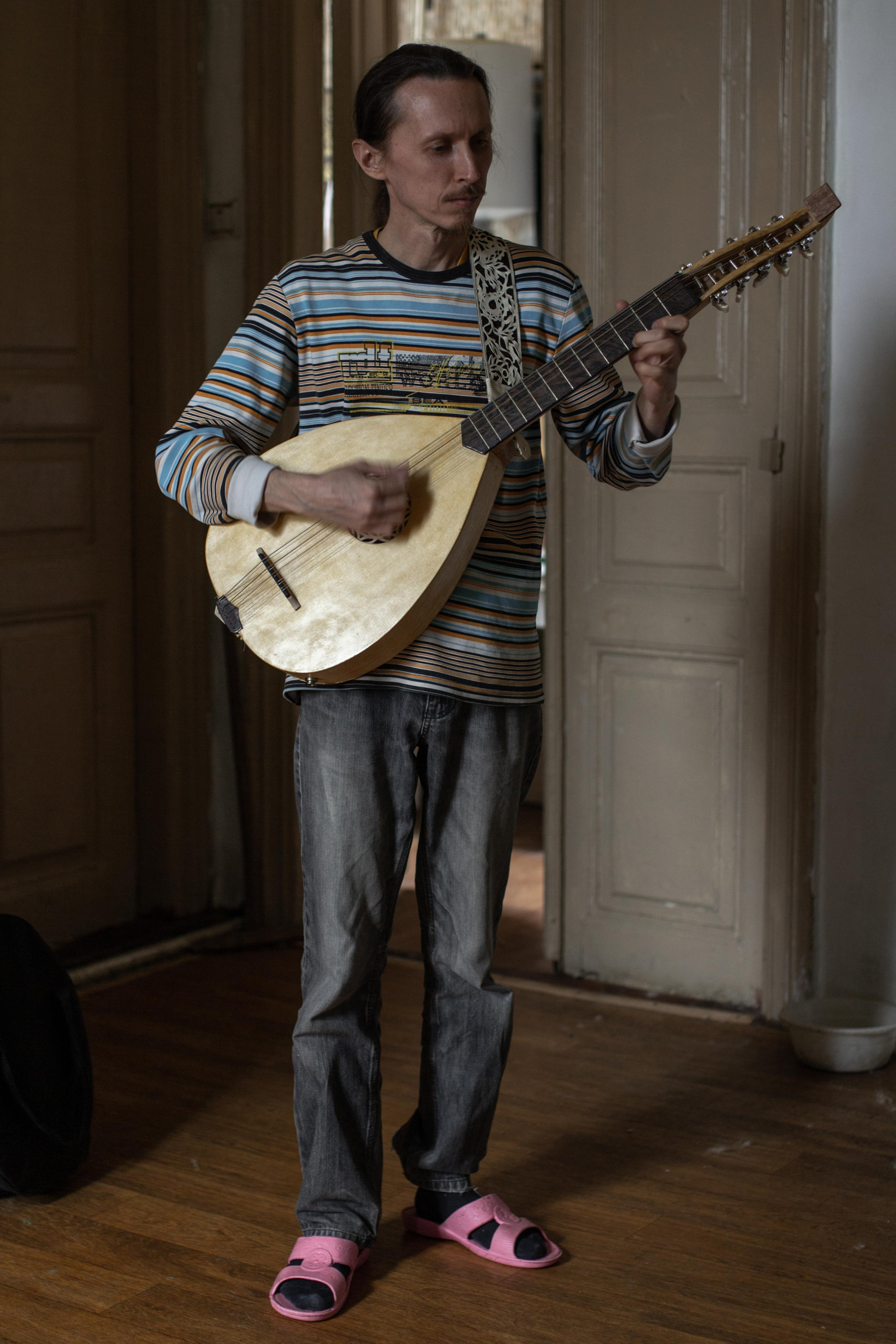 Изготовитель средневековых инструментов