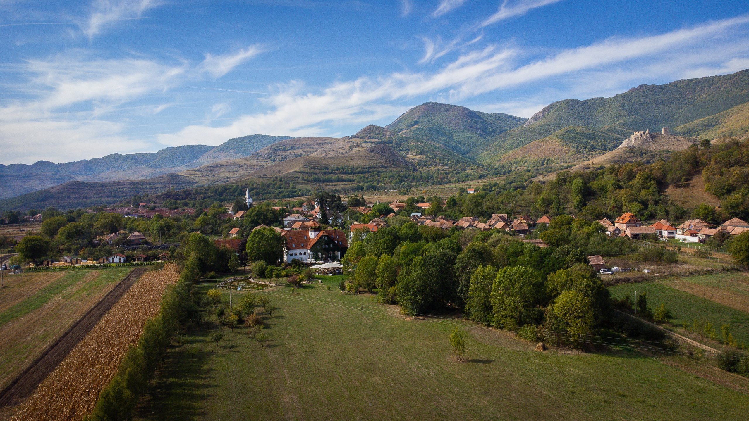 Orsi & Remus, eleganță în inima Transilvaniei. Rares Bucur is a professional wedding photographer based in Cluj-Napoca, Romania, specializing in wedding photography
