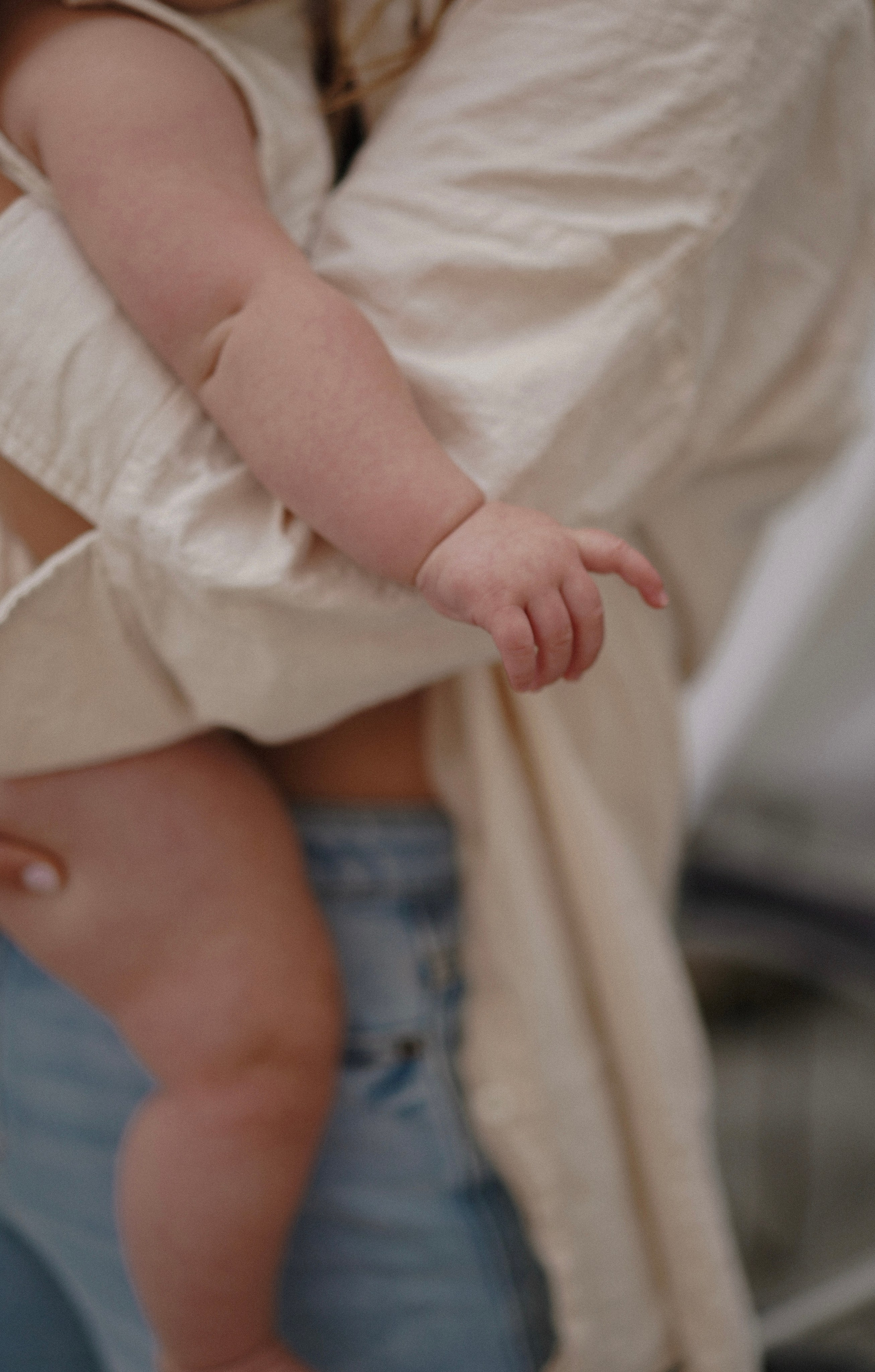 Family photoshoot at home. Family photo session at home. Cozy family photoshoot at home.