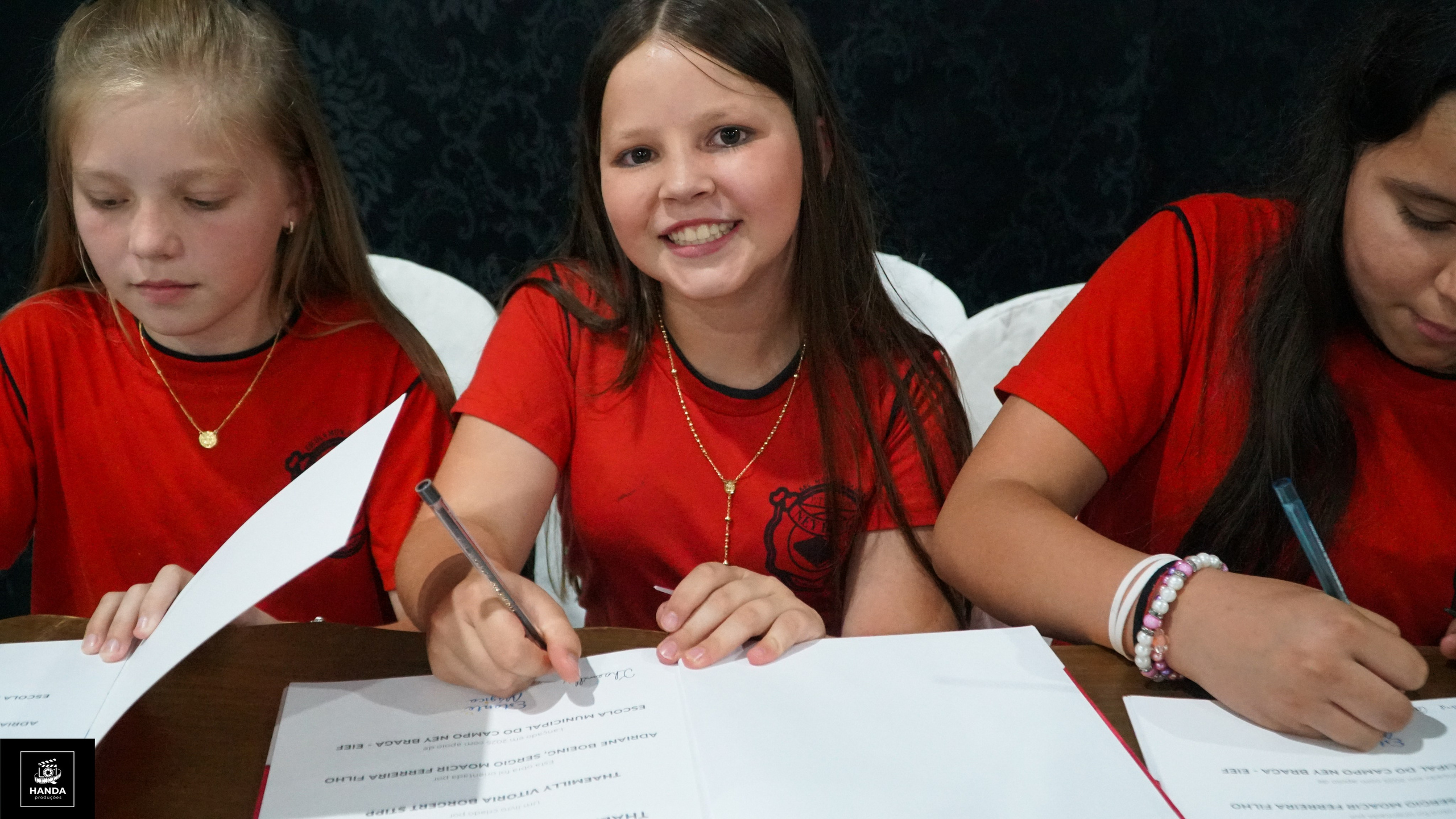 Noite autógrafos colégio Aurélio Buarque de Holanda. Handa Produções