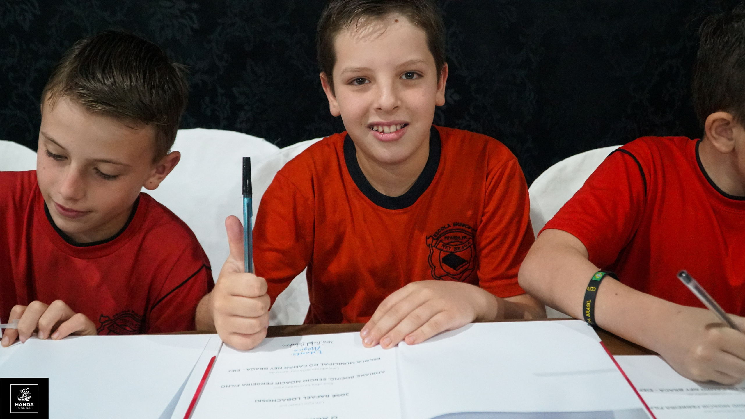 Noite autógrafos colégio Aurélio Buarque de Holanda. Handa Produções