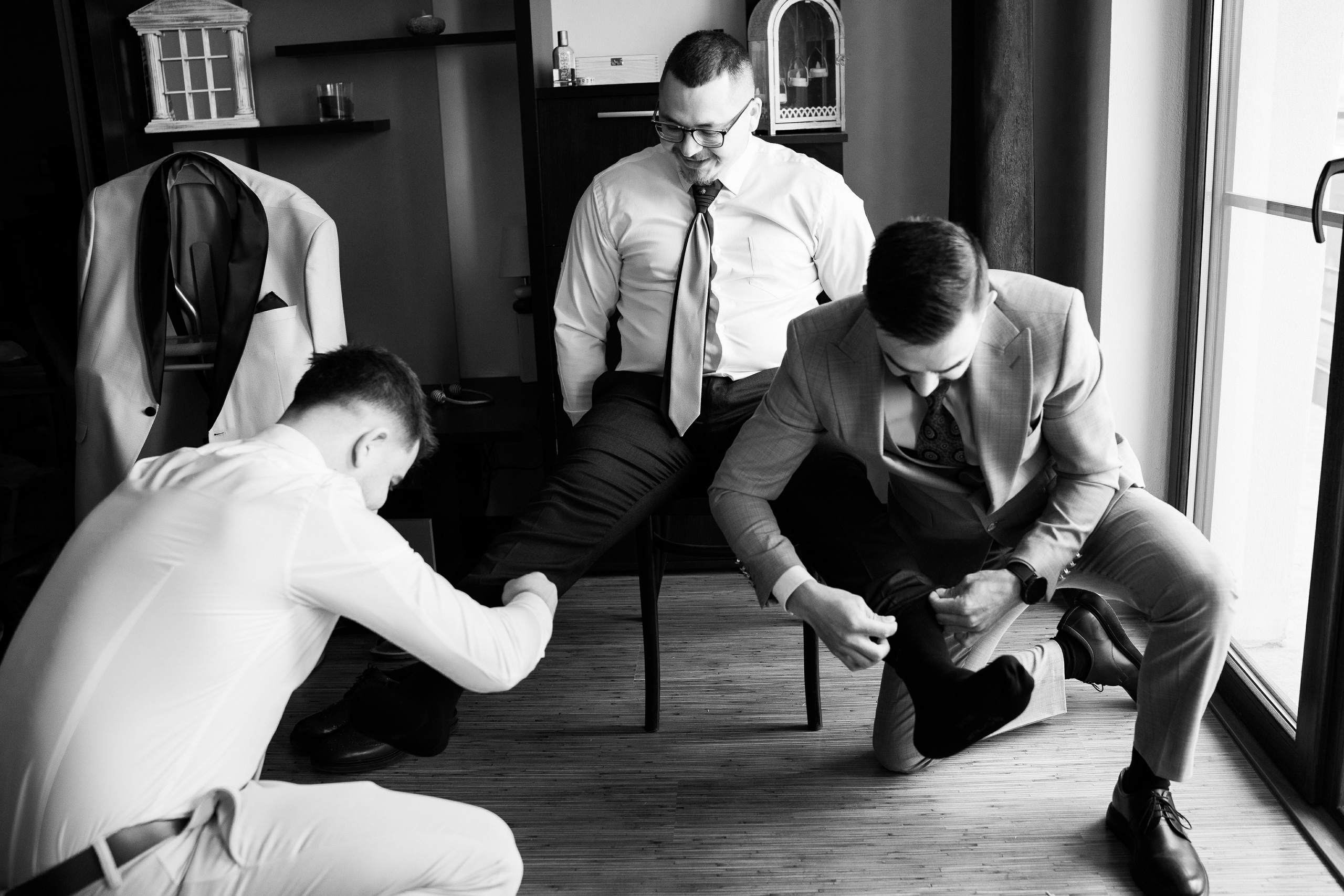 Imbracatul Mirelui de catre cavalerii de onoare 