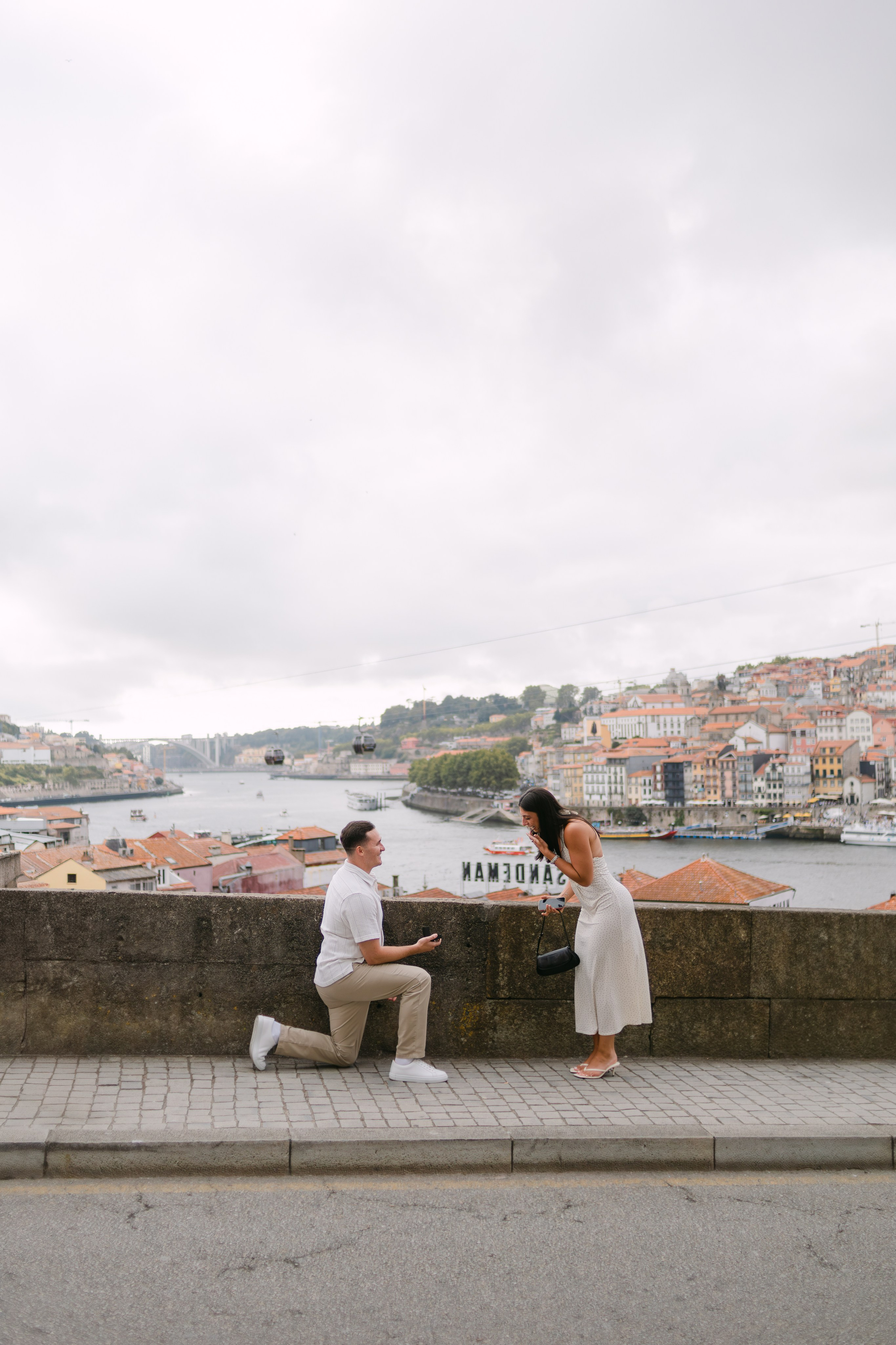 Wedding Proposal in Porto. Fotógrafo de casamentos e destination wedding no Porto, Portugal — Davi Valente | Lisboa, Douro, Roma e Lago de Como