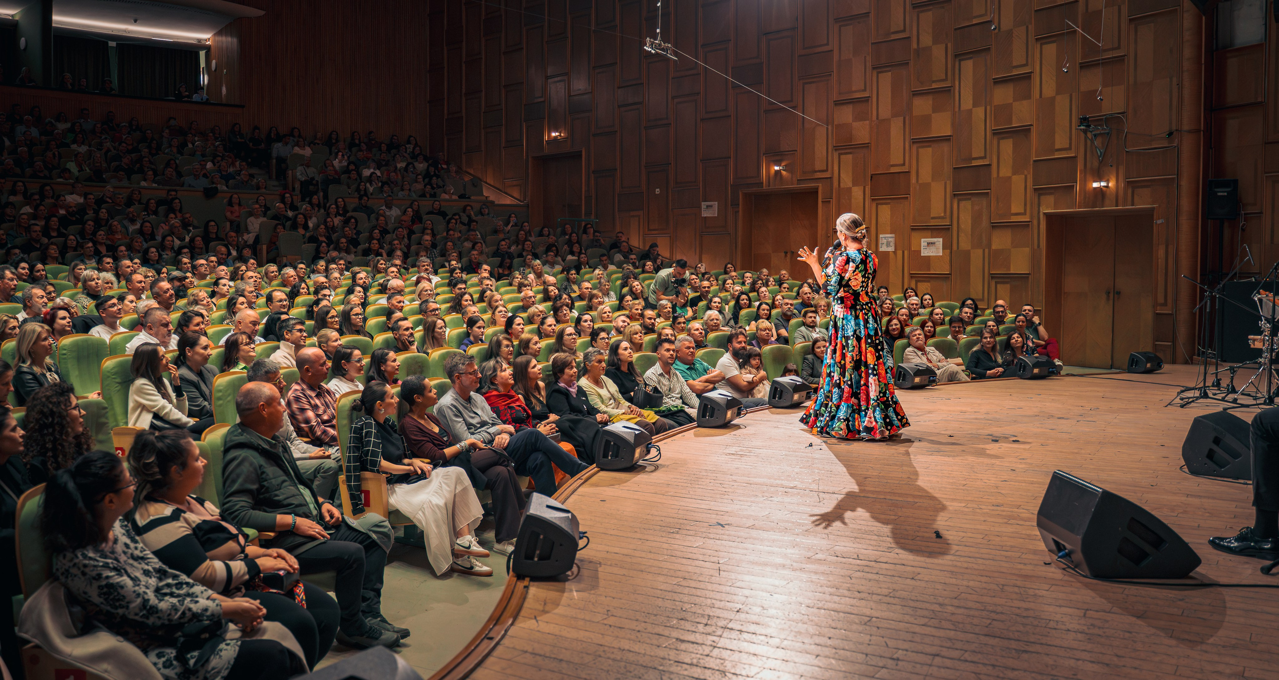 Spectacol de flamenco la Sala Radio din București, artistă pe scenă în fața publicului, fotografie de concert realizată de incadru.ro.