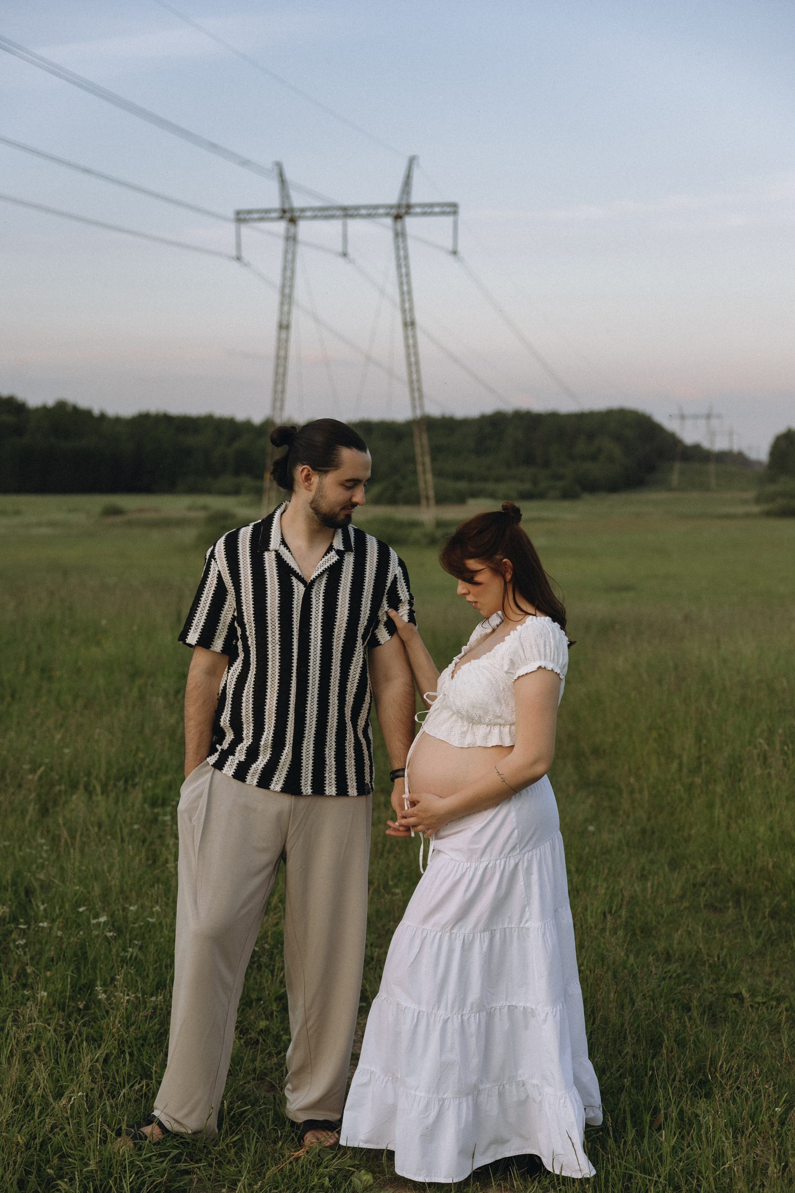 Lera & Maksim | laukimo fotosesija pievoje saulei besileidžiant. Vestuvių ir šeimų fotografė Lena Bondarenko / belove photo