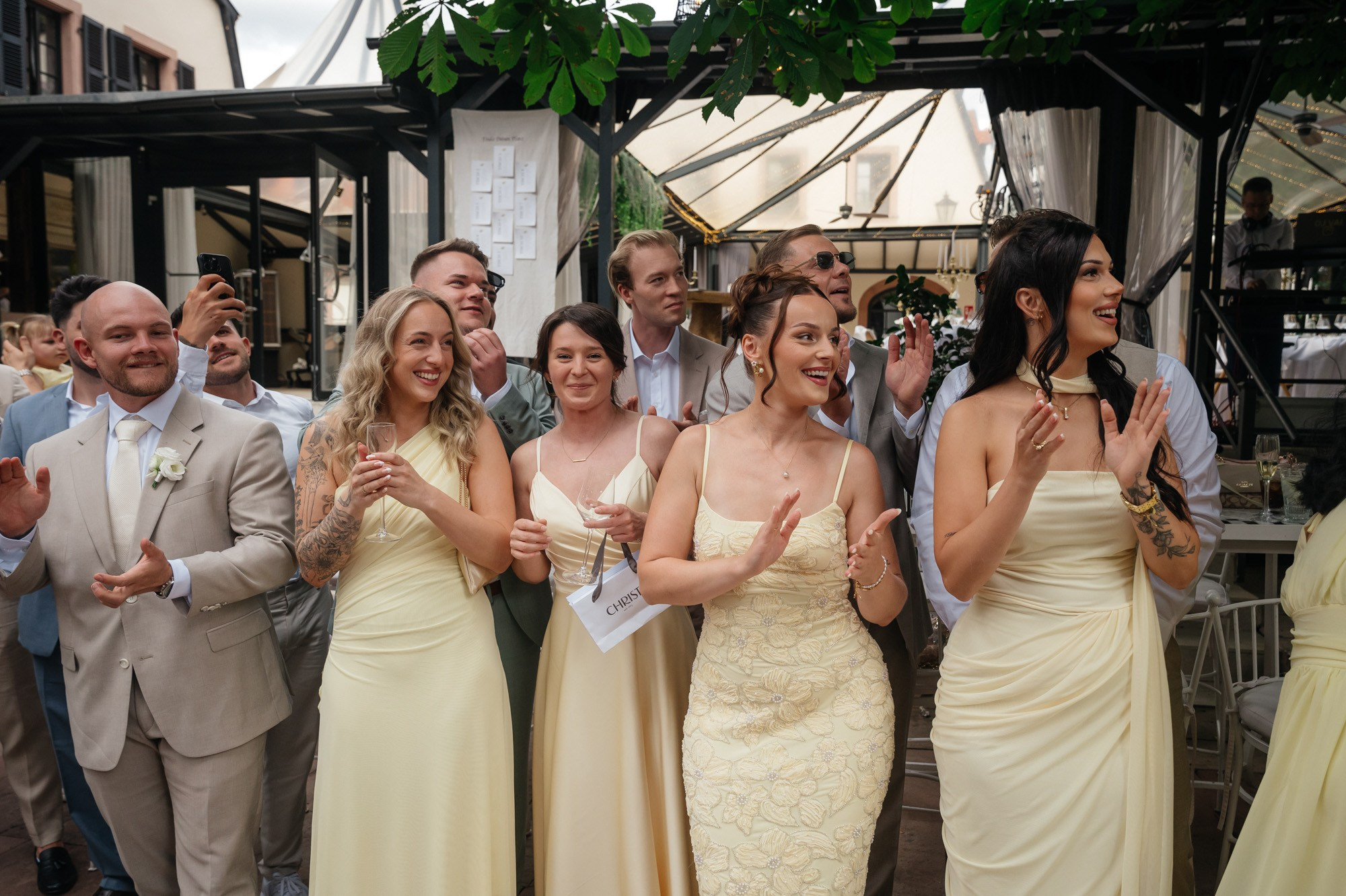 Guests applauding at the reception at the Morrhof