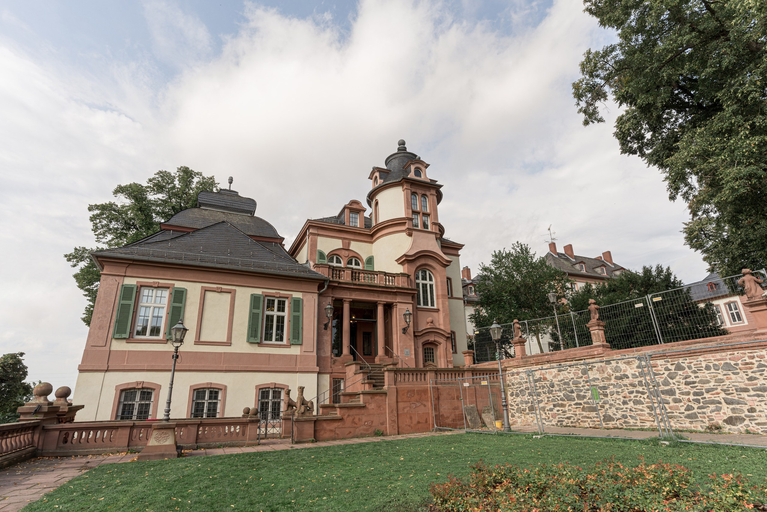 Emmerichpavillon des Bolongaropalasts in Frankfurt-Höchst von außen