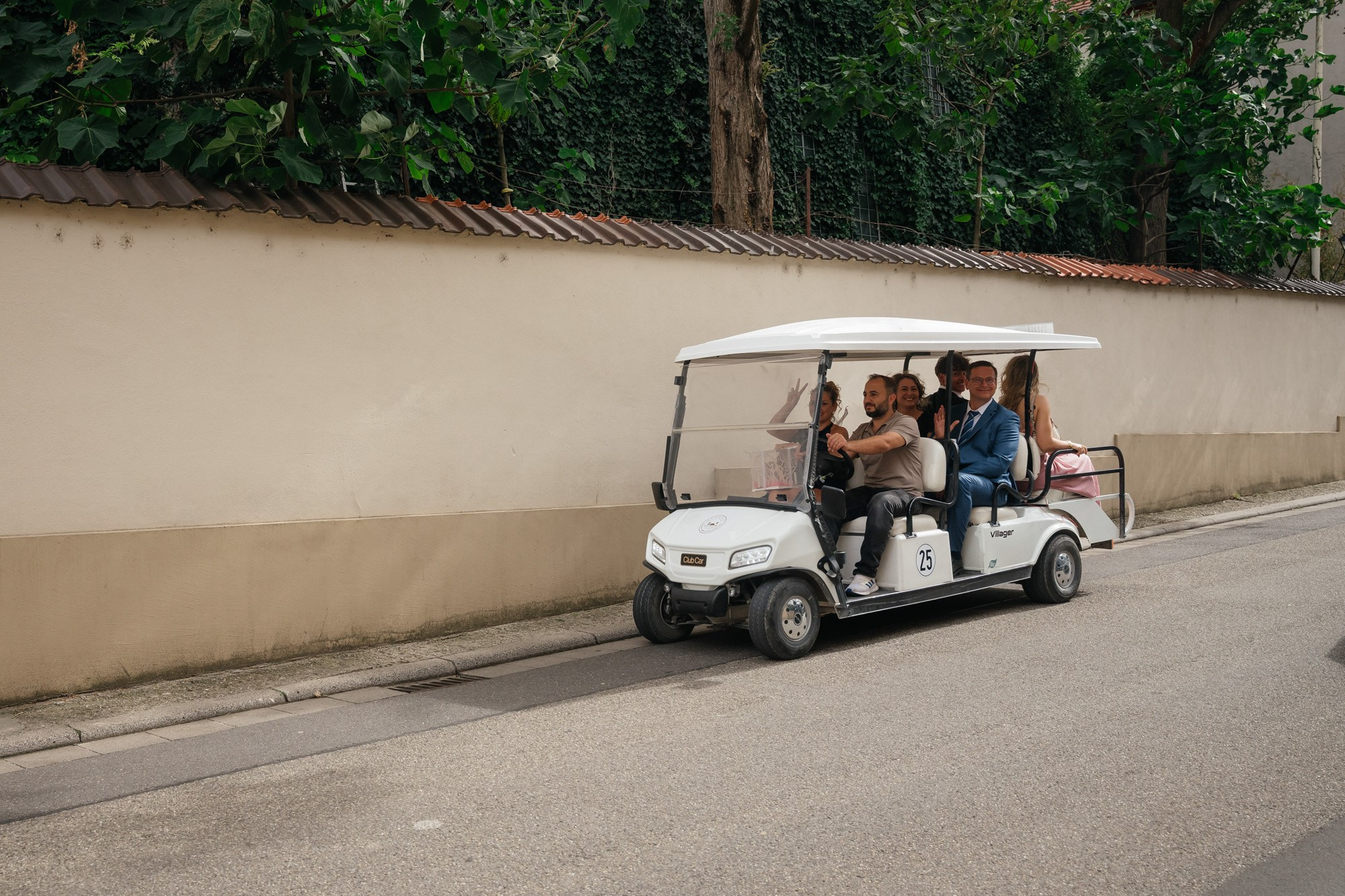 Newlyweds arriving at the Morrhof in a golf cart