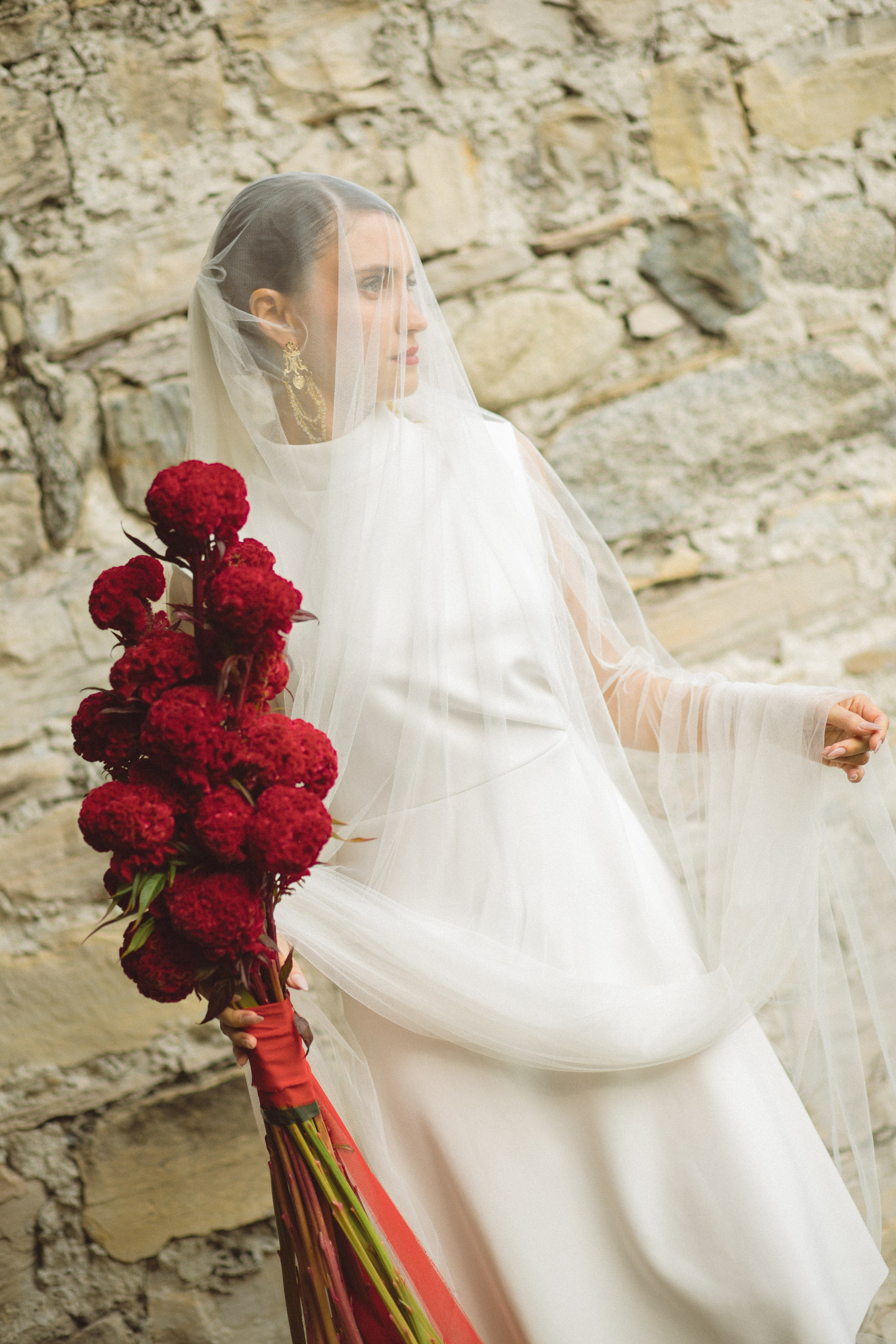 Julia — Red Wedding Editorial on Lake Como. Liza Bizzaro — Italy Wedding, Love Story & Portrait Photographer in Milan, Turin, Piedmont and Across Italy