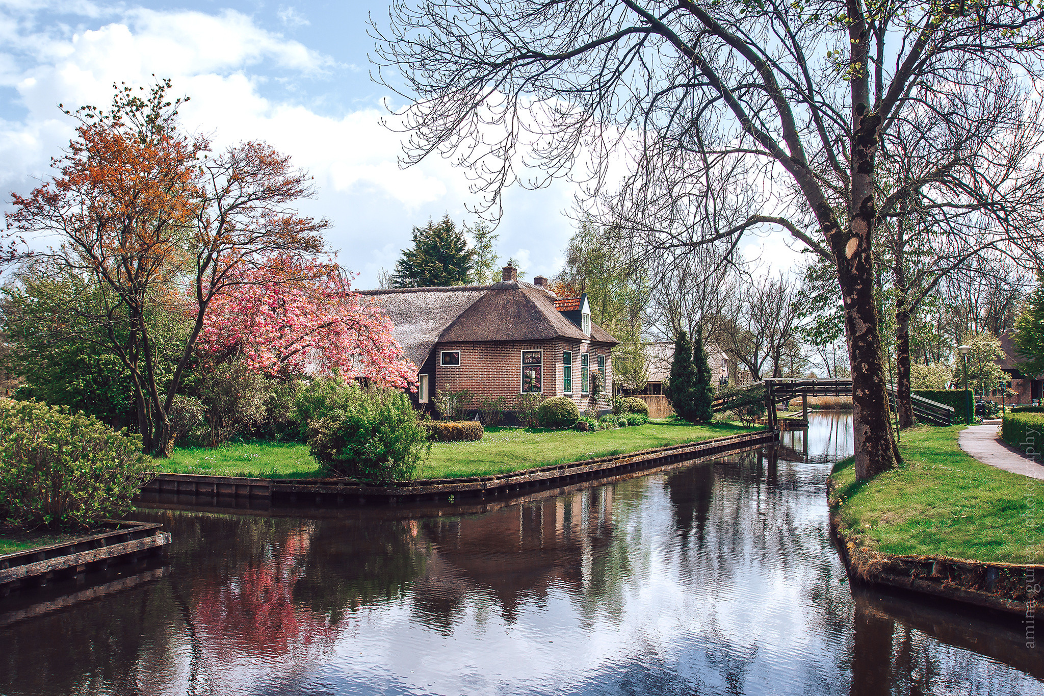 Giethoorn. The Nederlands. Amina Gunenc - bruiloft- en familie fotograaf in Nederland
