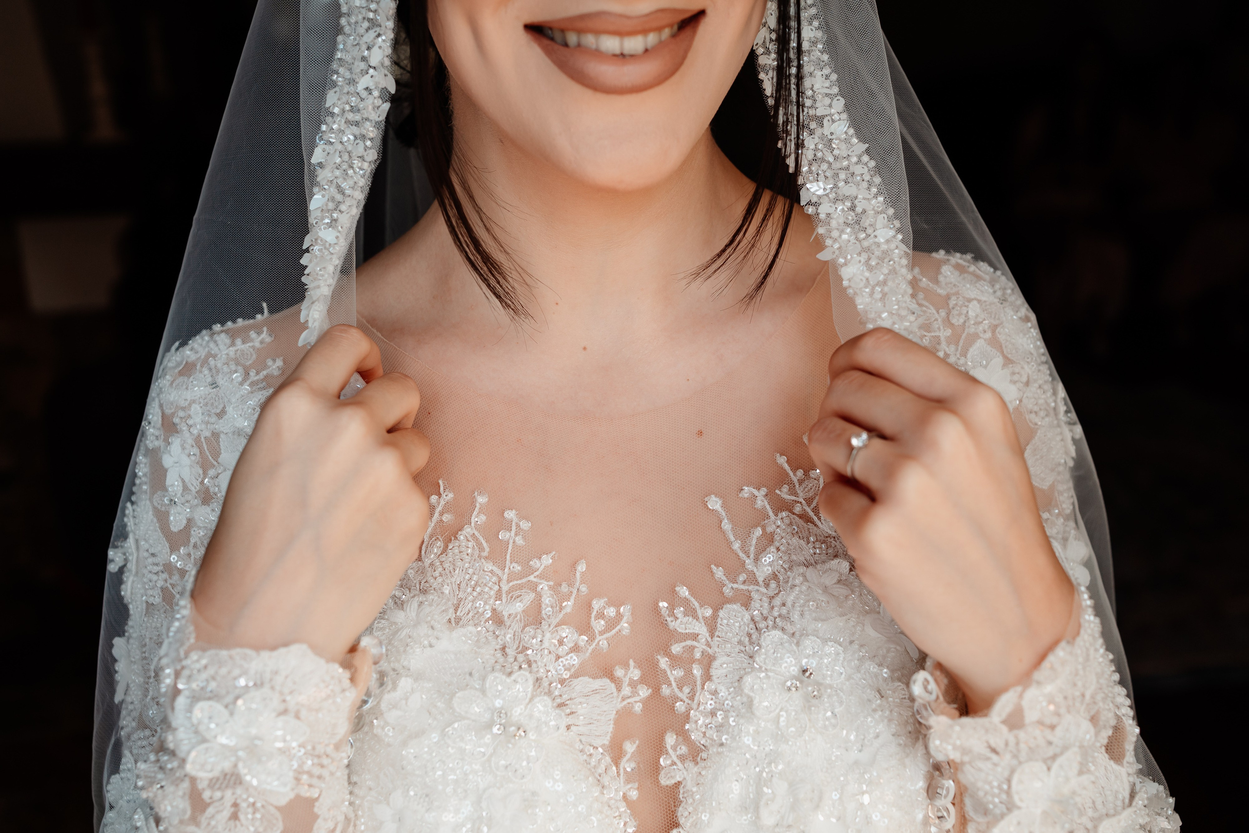 Moment emoționant între miri în ziua nunții, surprins într-un cadru natural și romantic, la Reina Events. Fotografie de nuntă profesională, editată artistic pentru a evidenția emoția și eleganța evenimentului.