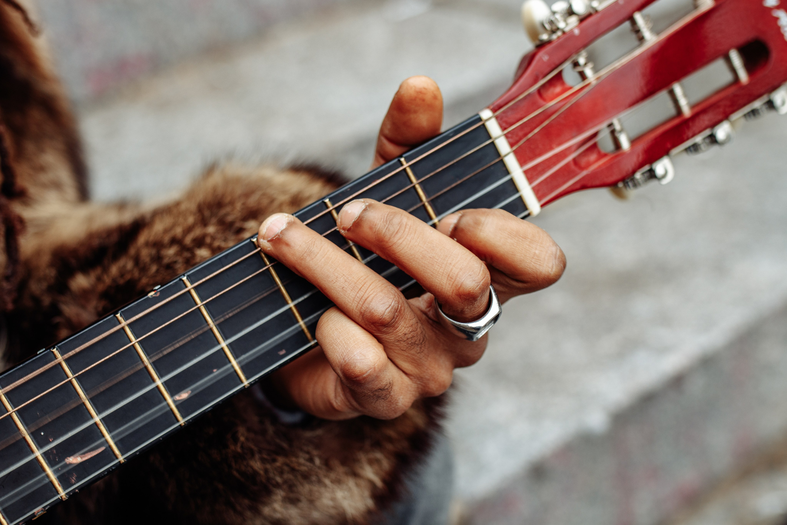Пальцы музыканта и струны. Детали