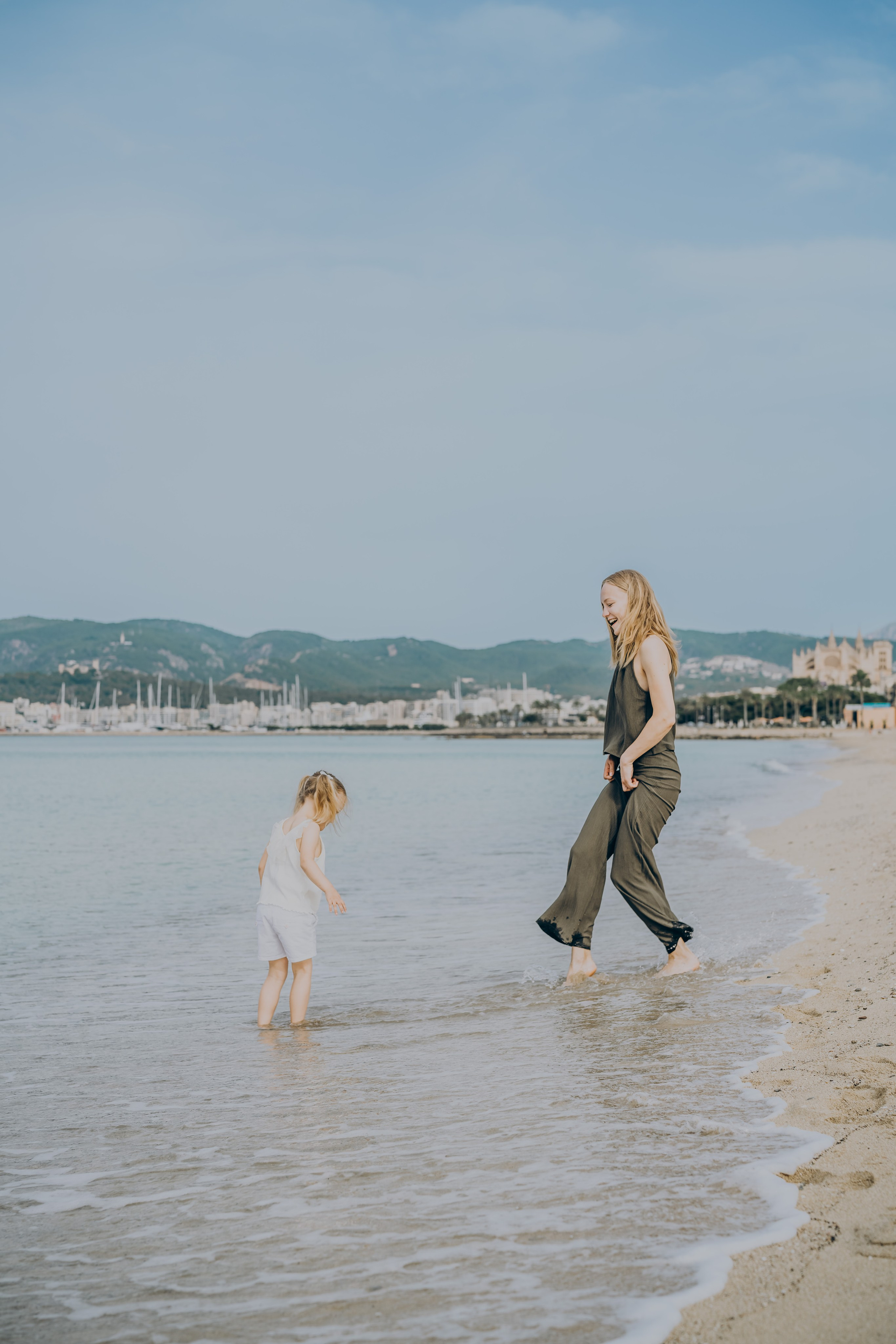 Mama and daughter. Фотограф у Пальма де Майорка