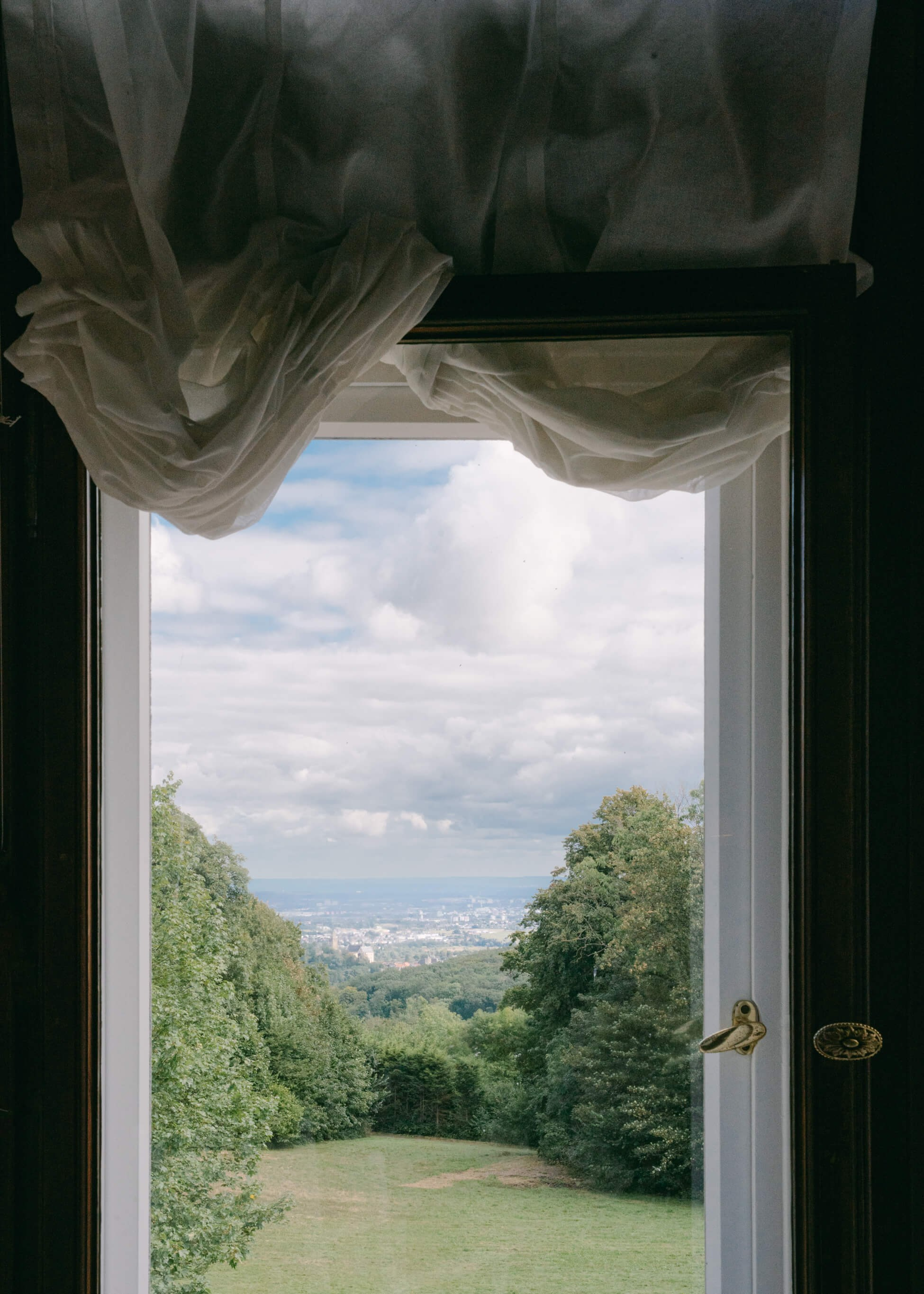 View through open door to Villa Rothschild garden, luxury wedding venue Frankfurt