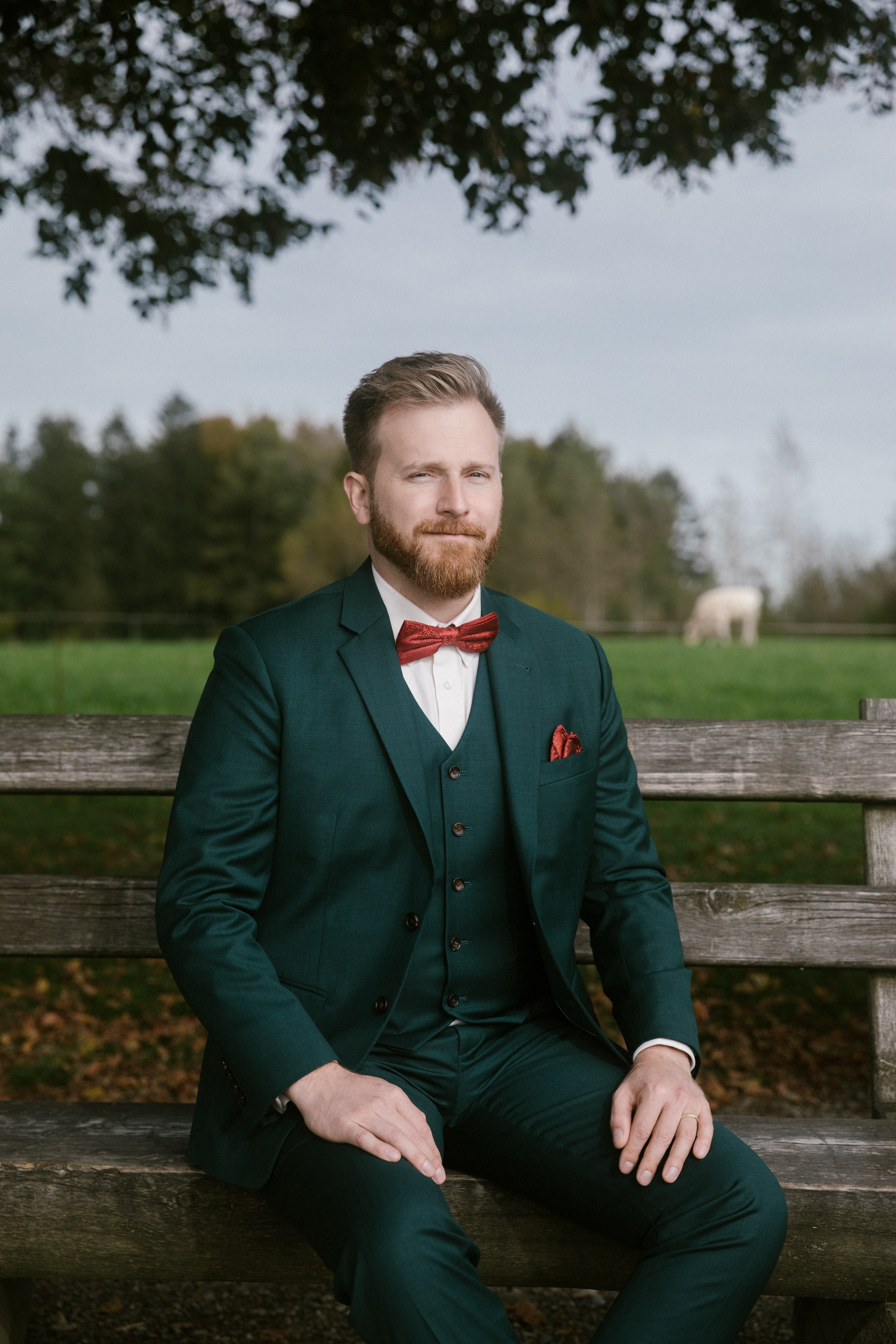 Bräutigam im grünen Anzug bei Hochzeitsfotografie an Weißensberger Kapelle